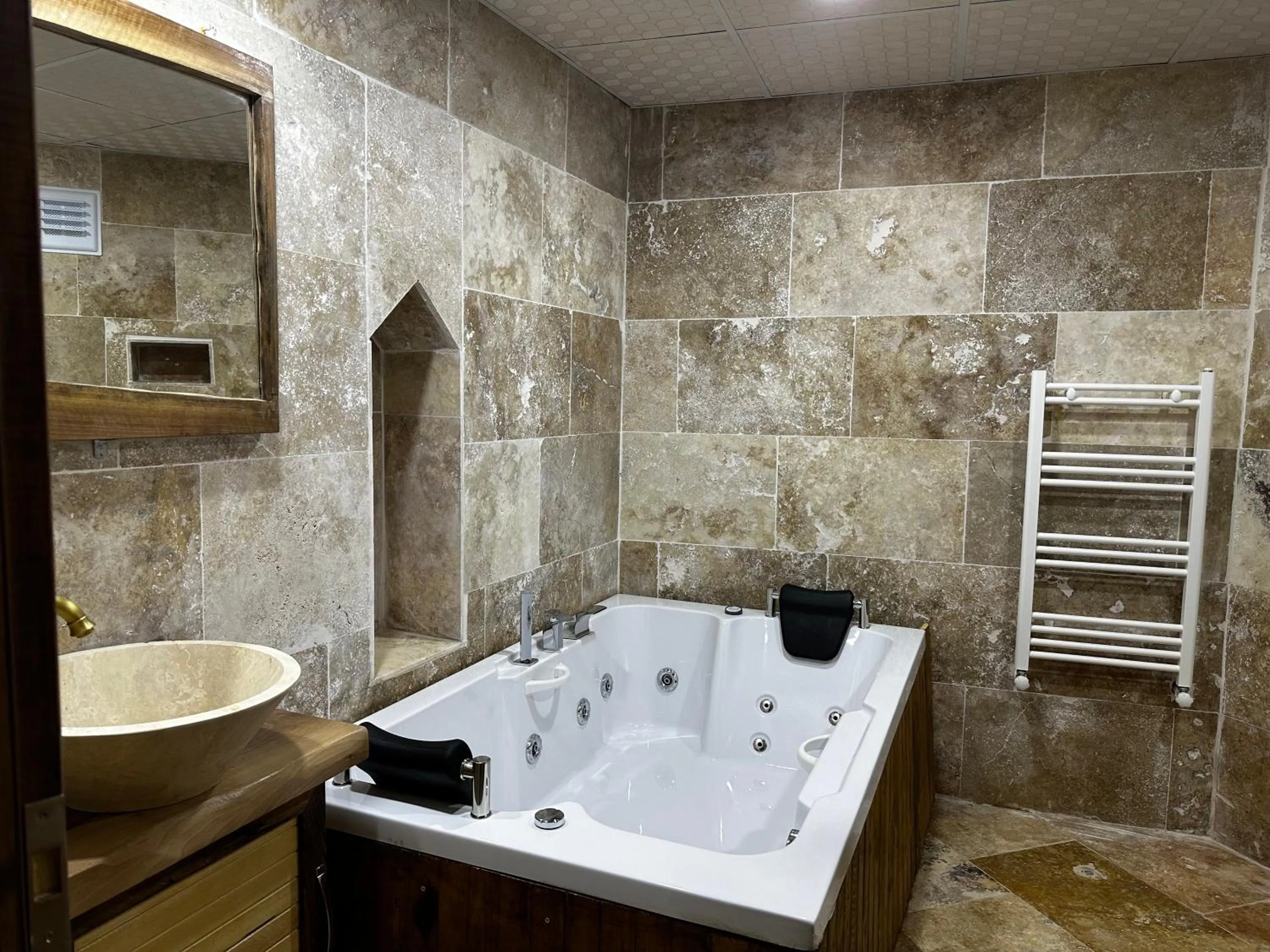 Hot Tub in Kale House Nar