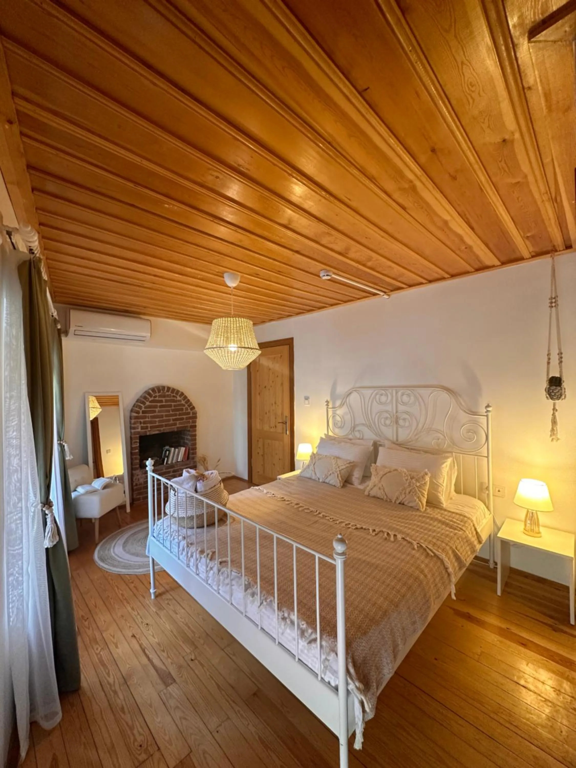 fireplace, Bed in Hanole Guest House