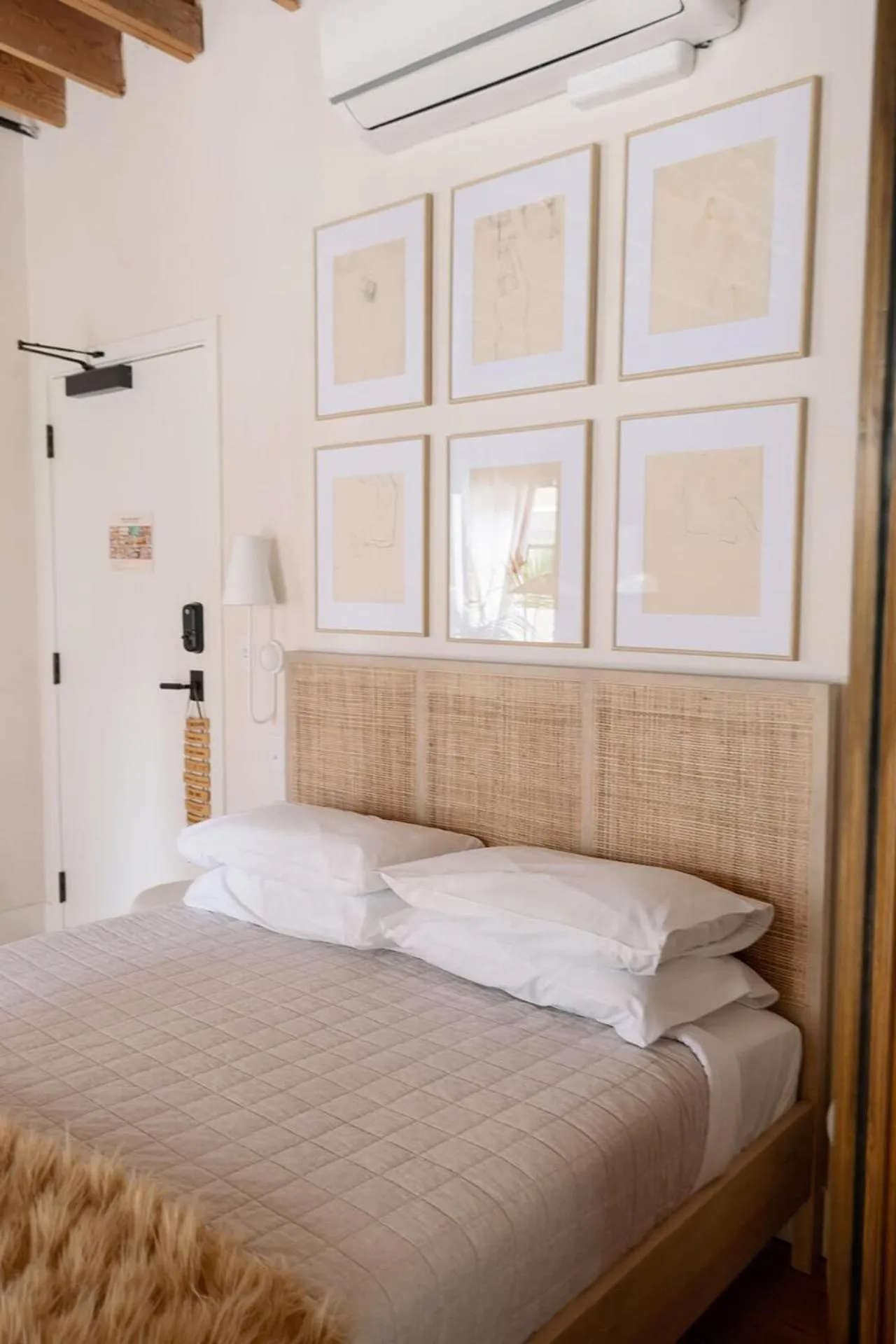 Bed in Hotel No-Vacancy