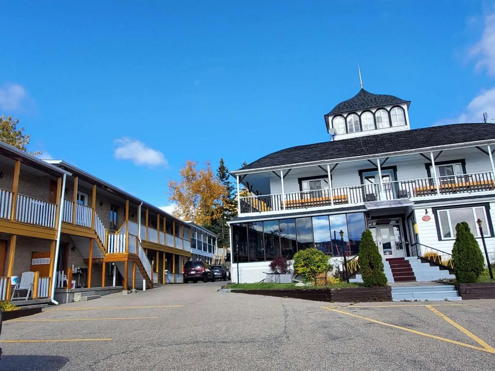 Property building in Hotel - Motel Georges