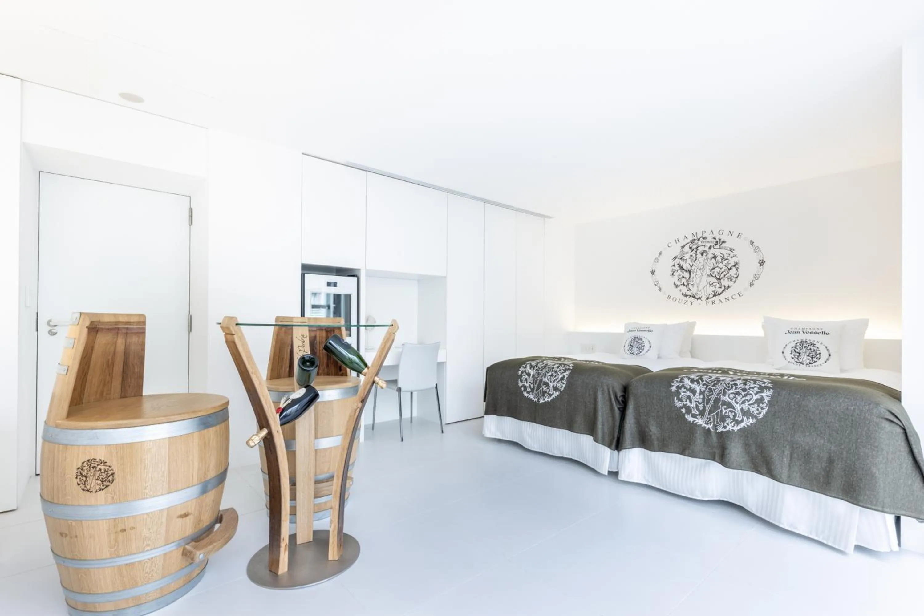 Bed in CUVEE J2 HOTEL OSAKA by Onko Chishin