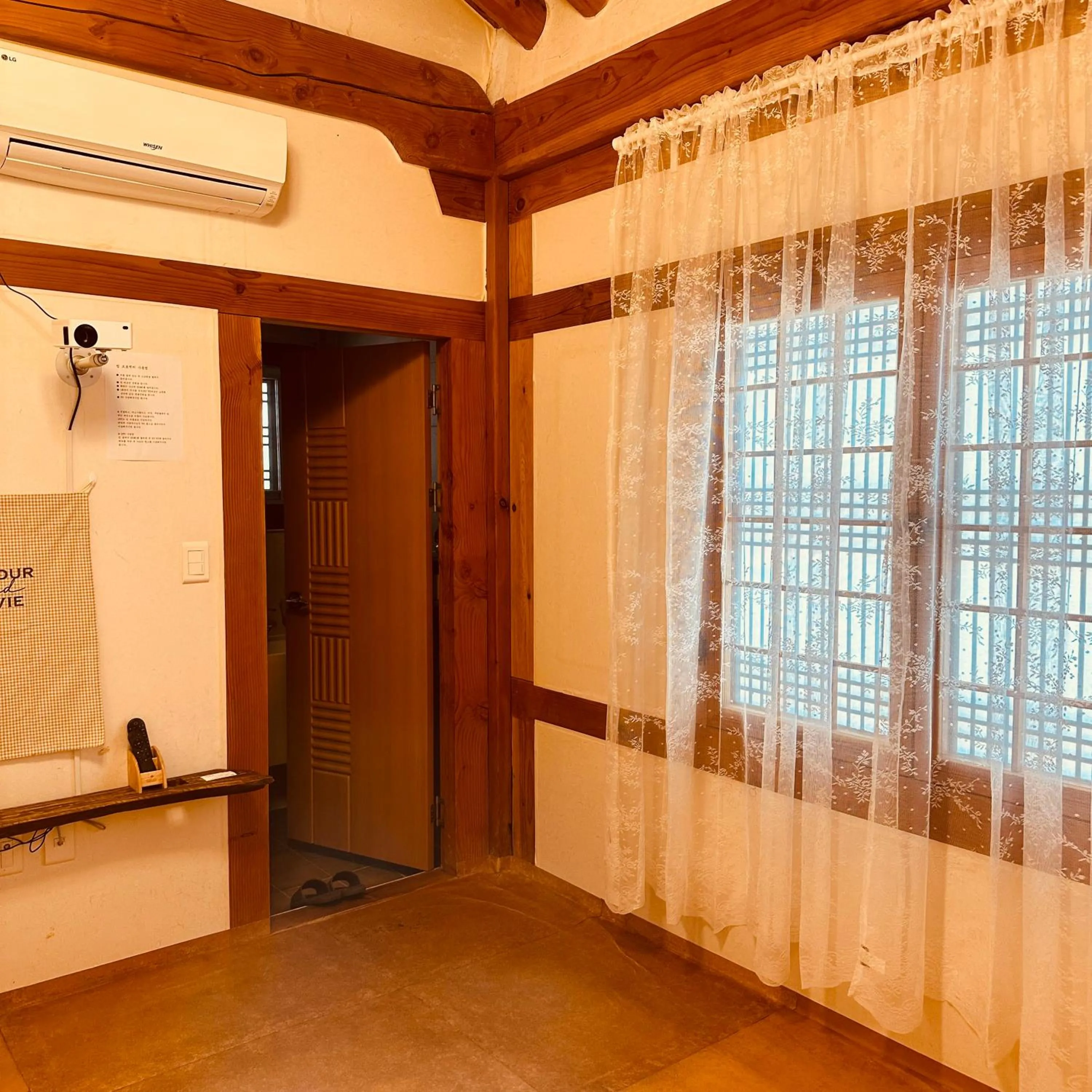 air conditioner in Jeonju Hanok village Deoksugung