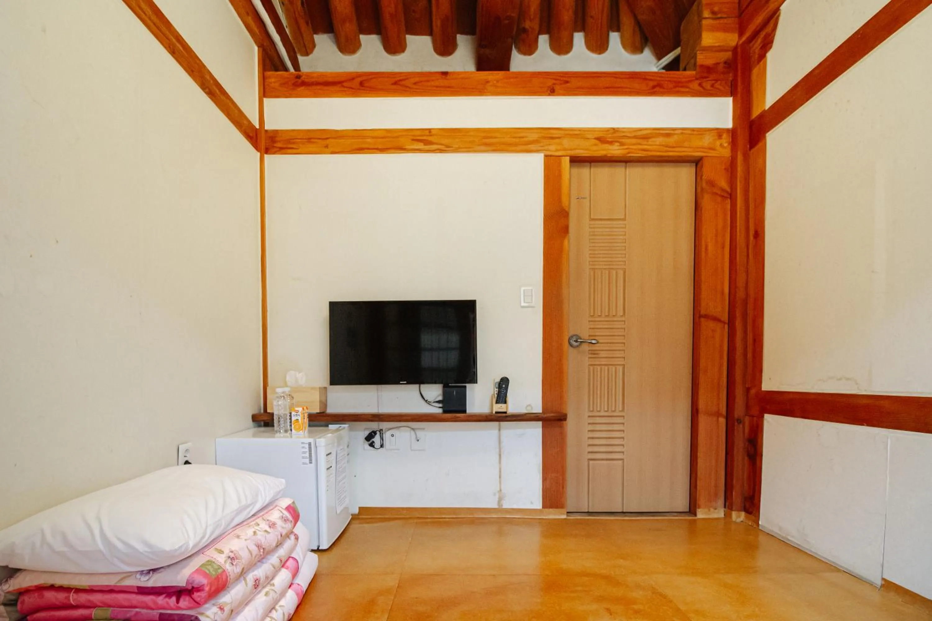 TV and multimedia, Bed in Jeonju Hanok village Deoksugung