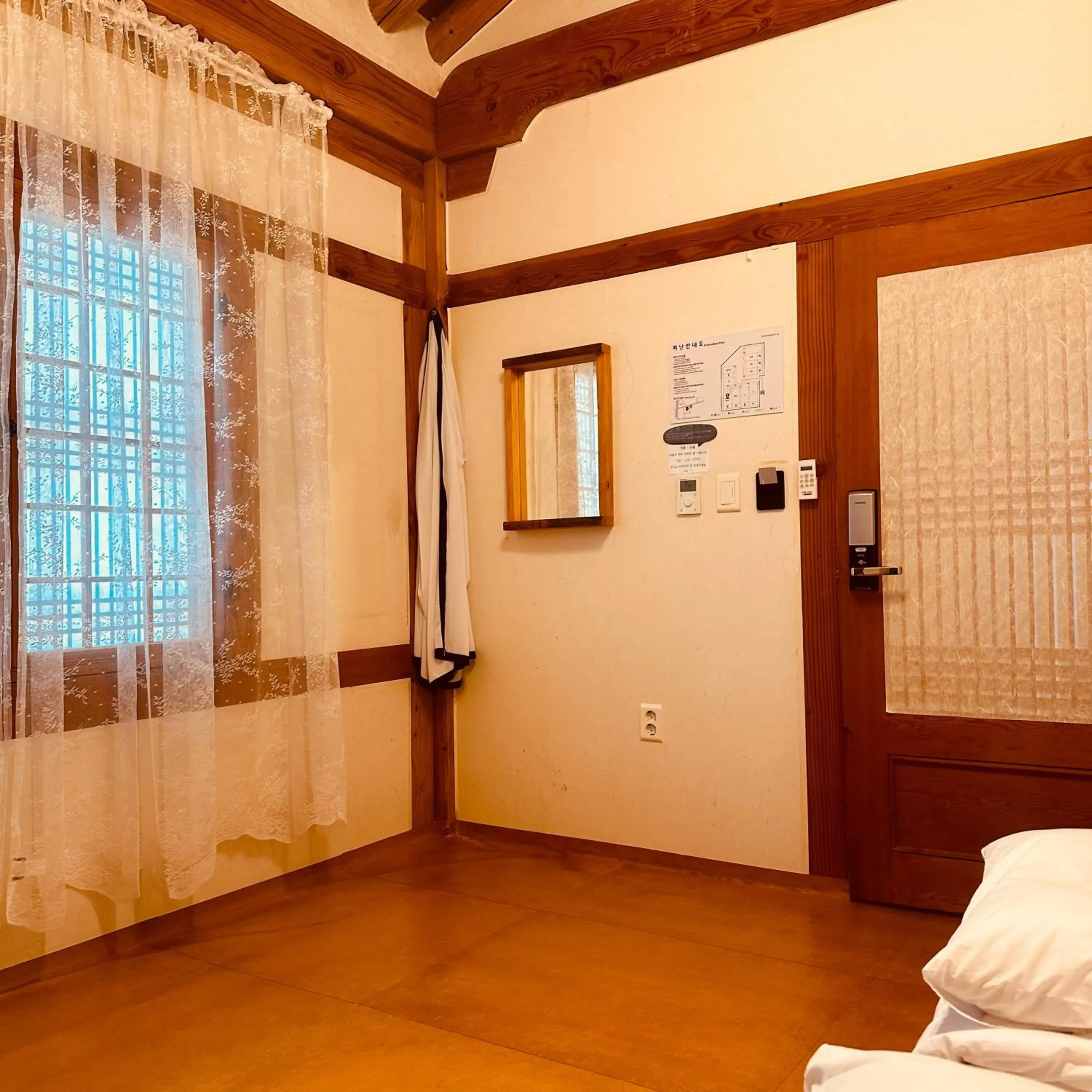 TV and multimedia, Bed in Jeonju Hanok village Deoksugung TV and multimedia, Bed in Jeonju Hanok village Deoksugung