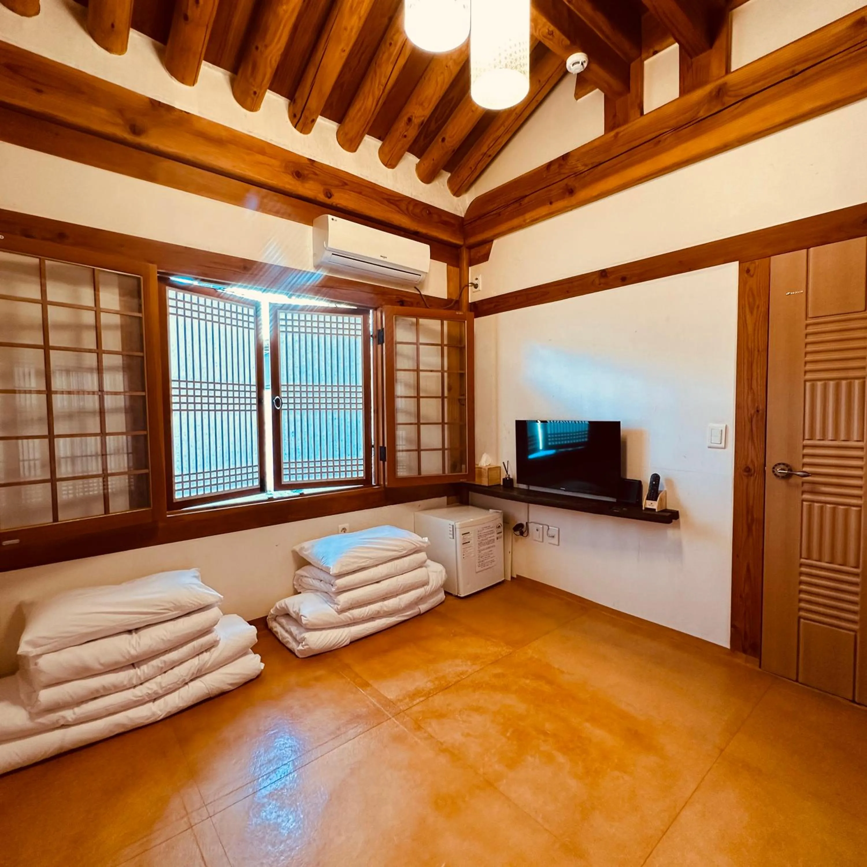 TV and multimedia in Jeonju Hanok village Deoksugung