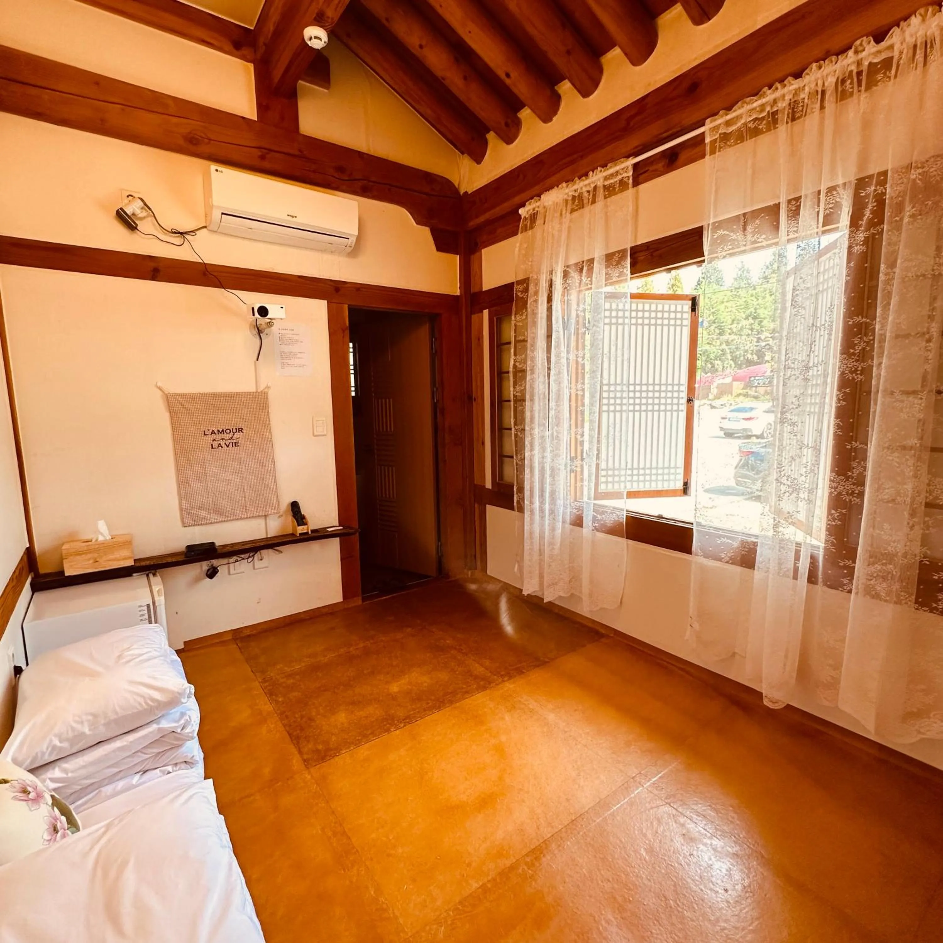 Photo of the whole room, Bed in Jeonju Hanok village Deoksugung