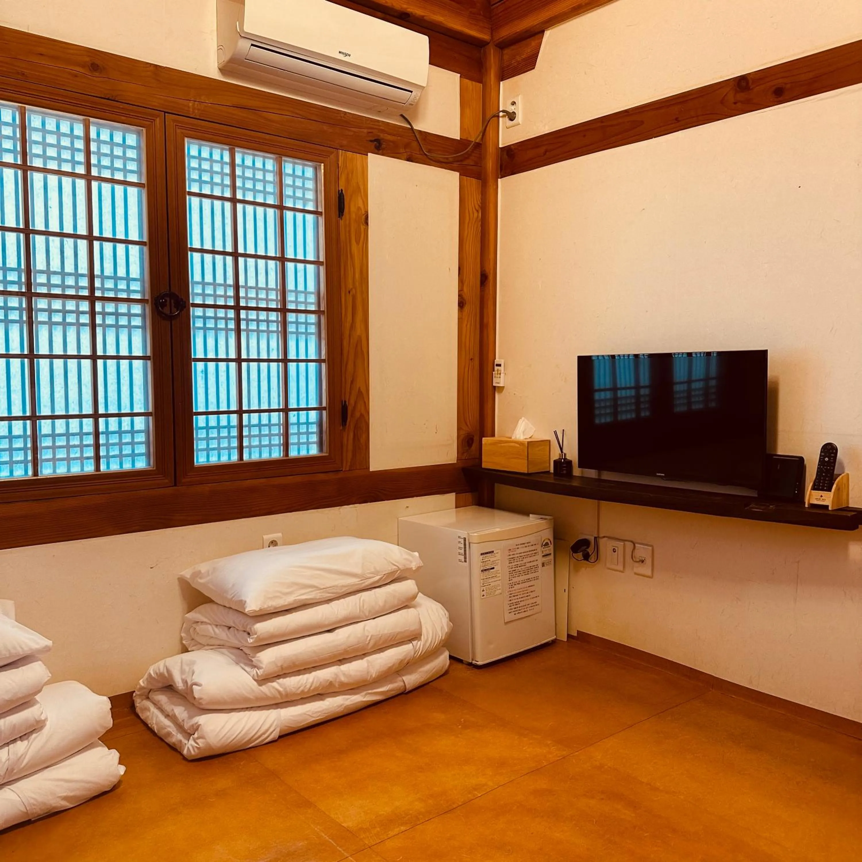 Photo of the whole room in Jeonju Hanok village Deoksugung