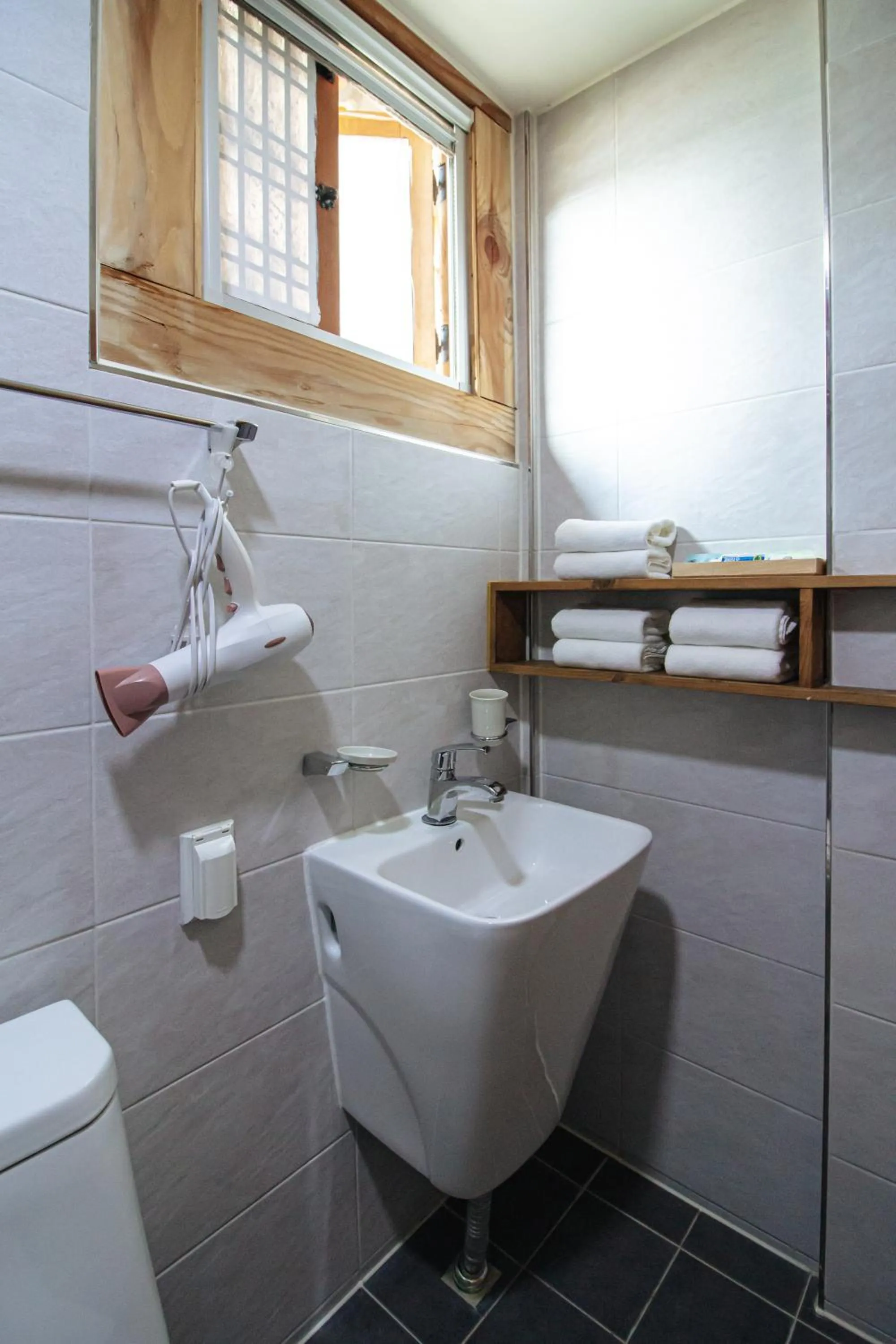 Shower in Jeonju Hanok village Deoksugung