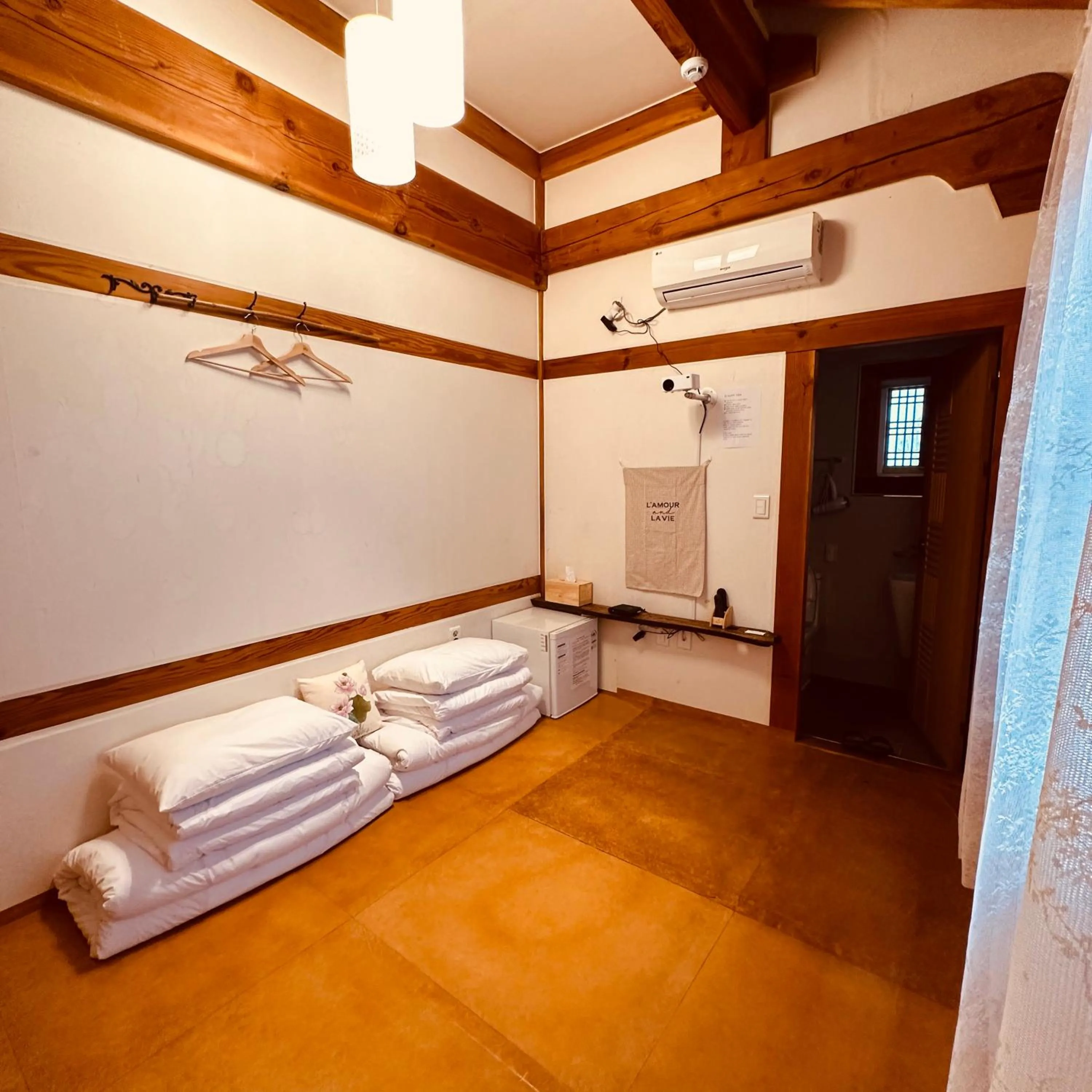 Photo of the whole room, Bed in Jeonju Hanok village Deoksugung