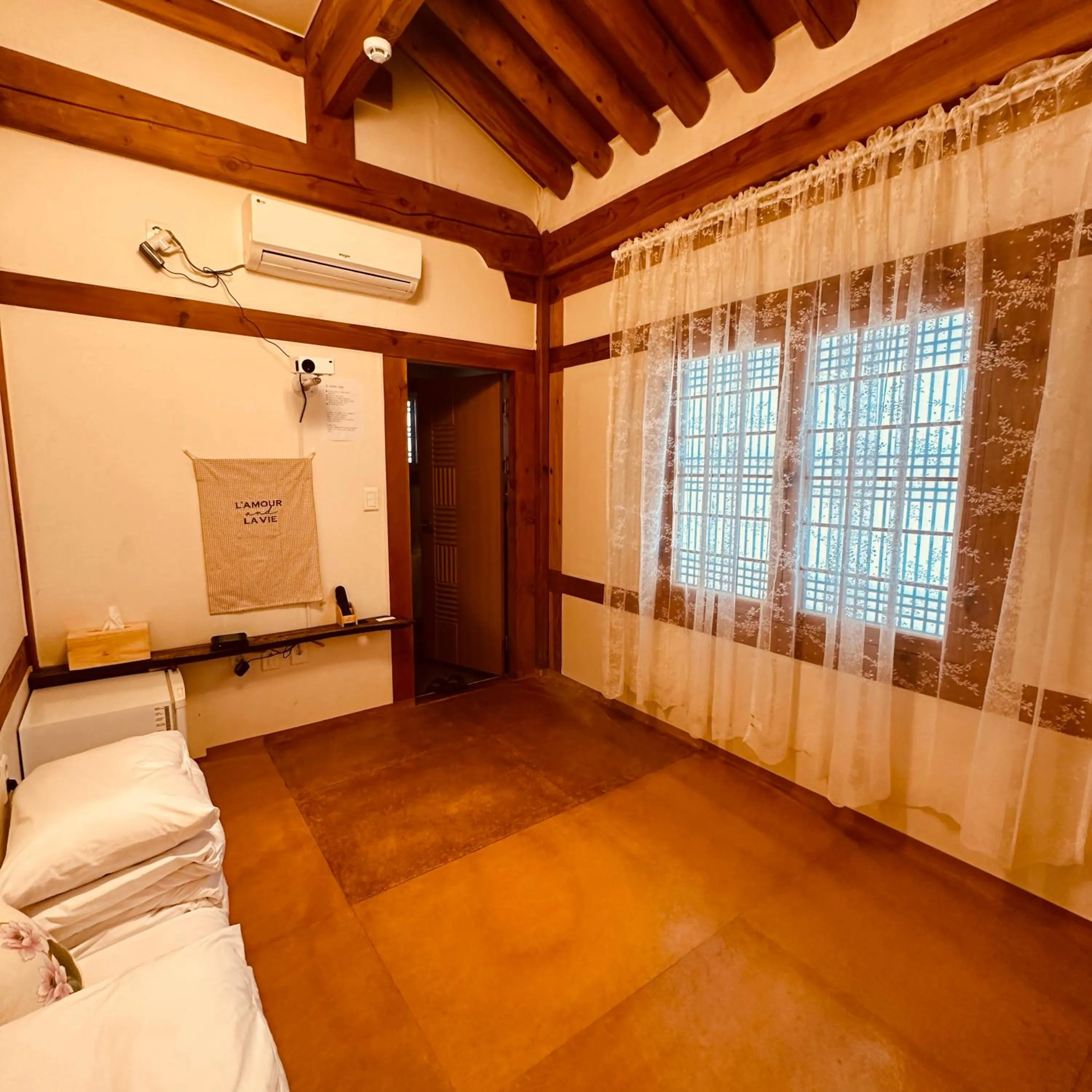 Photo of the whole room in Jeonju Hanok village Deoksugung