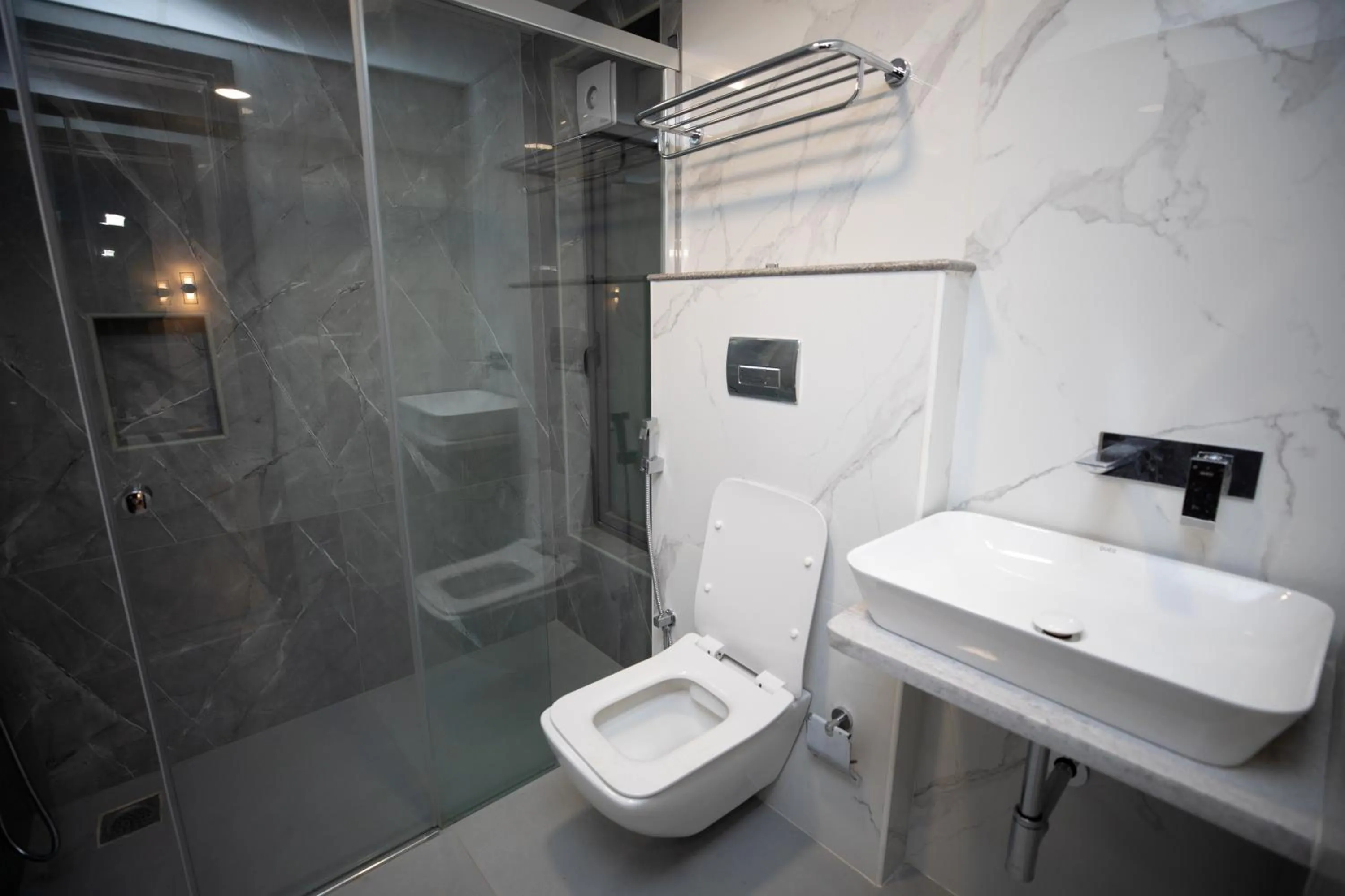 Toilet in Hotel Silver Clé