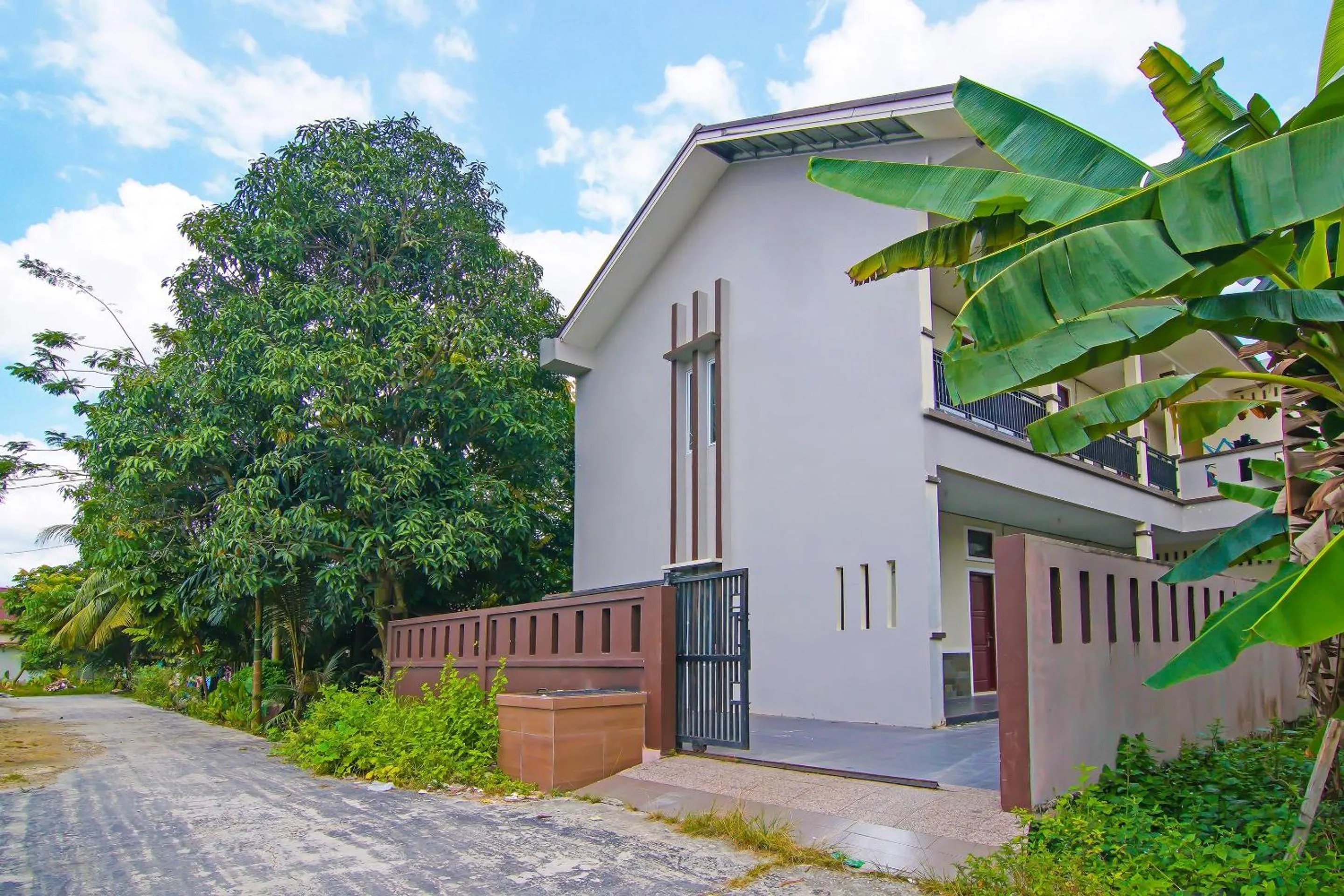 Facade/entrance in Hotel O Putri Guest House Syariah Near SPBU Rimbo Panjang
