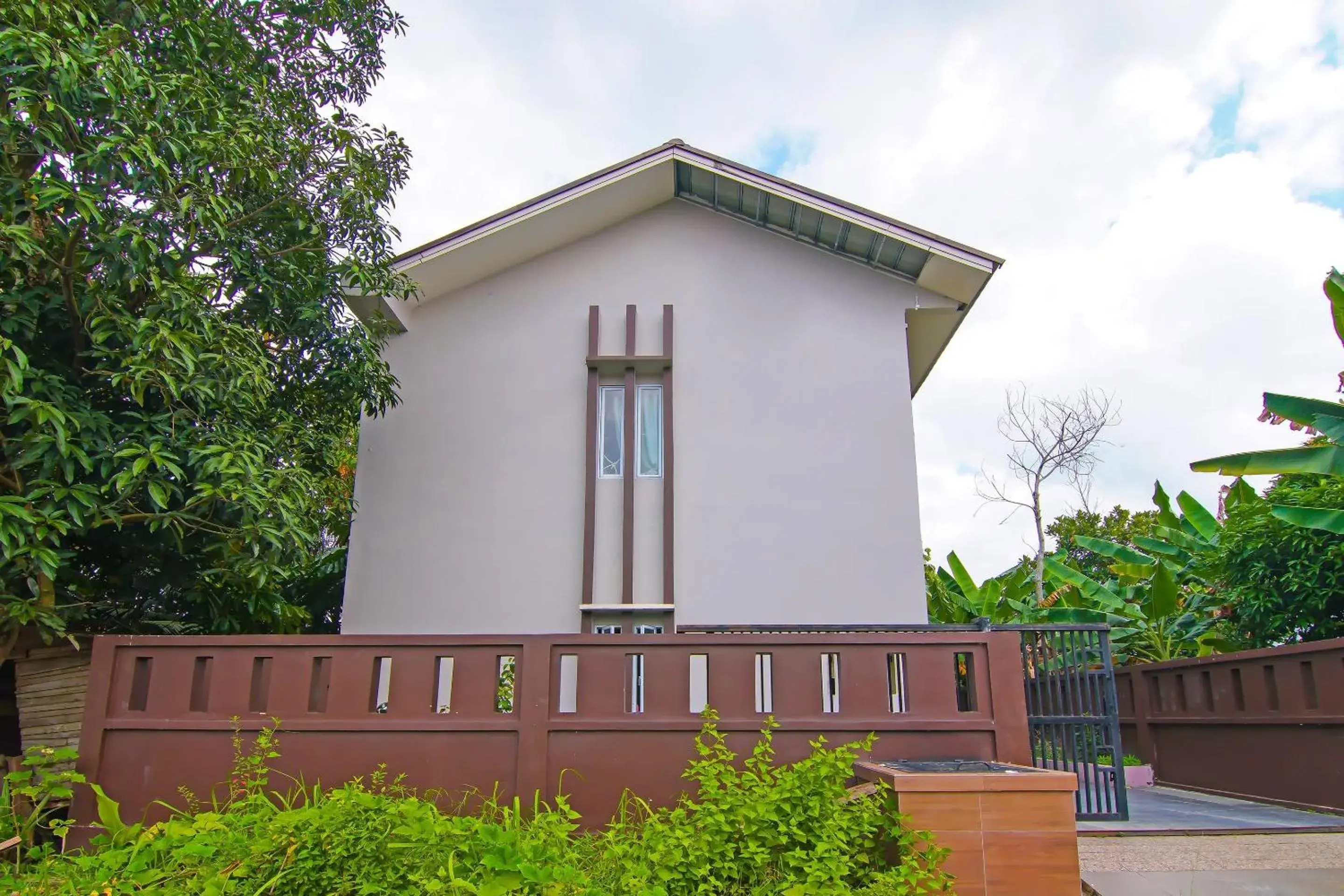 Facade/entrance in Hotel O Putri Guest House Syariah Near SPBU Rimbo Panjang Facade/entrance in Hotel O Putri Guest House Syariah Near SPBU Rimbo Panjang