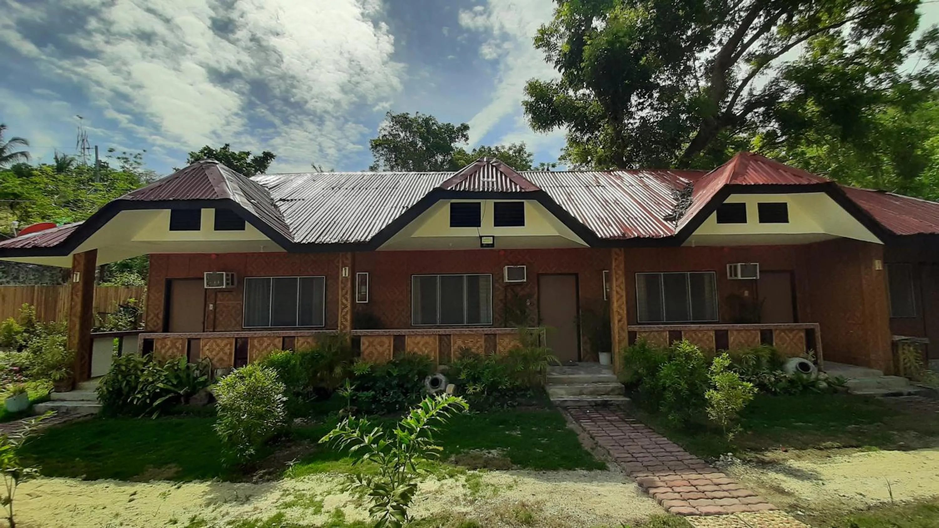 On Board Panglao Beach Hostel & Resort with FREE MOTORBIKE