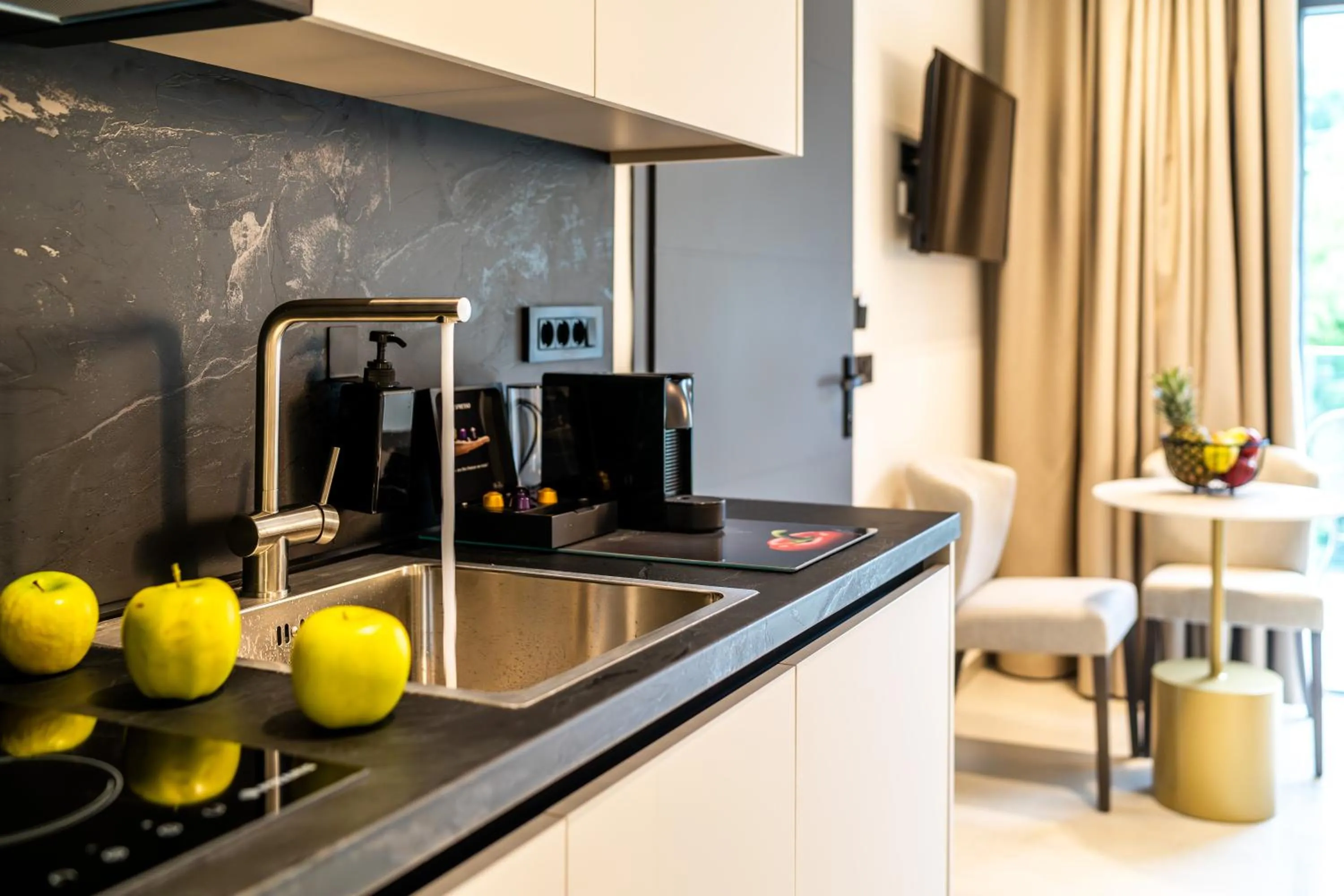 Coffee/tea facilities in Hara Suites