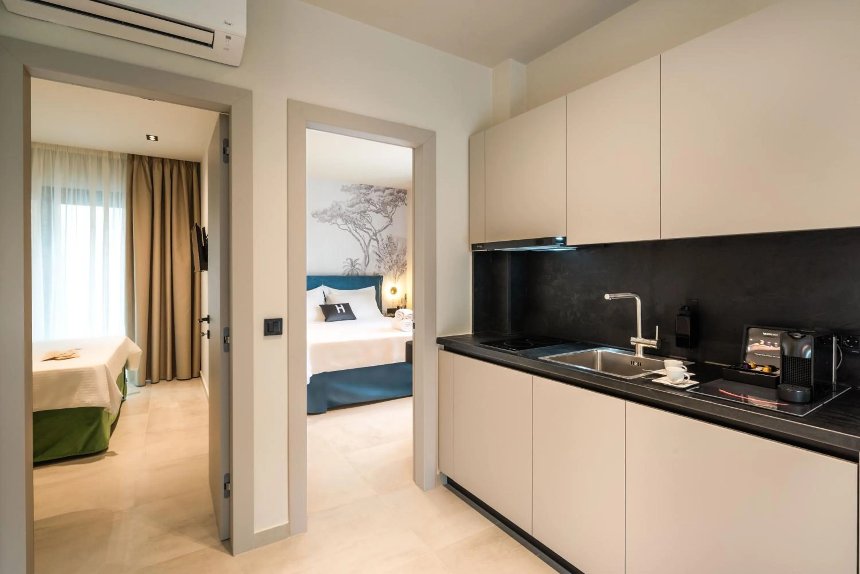 Coffee/tea facilities, Bed in Hara Suites