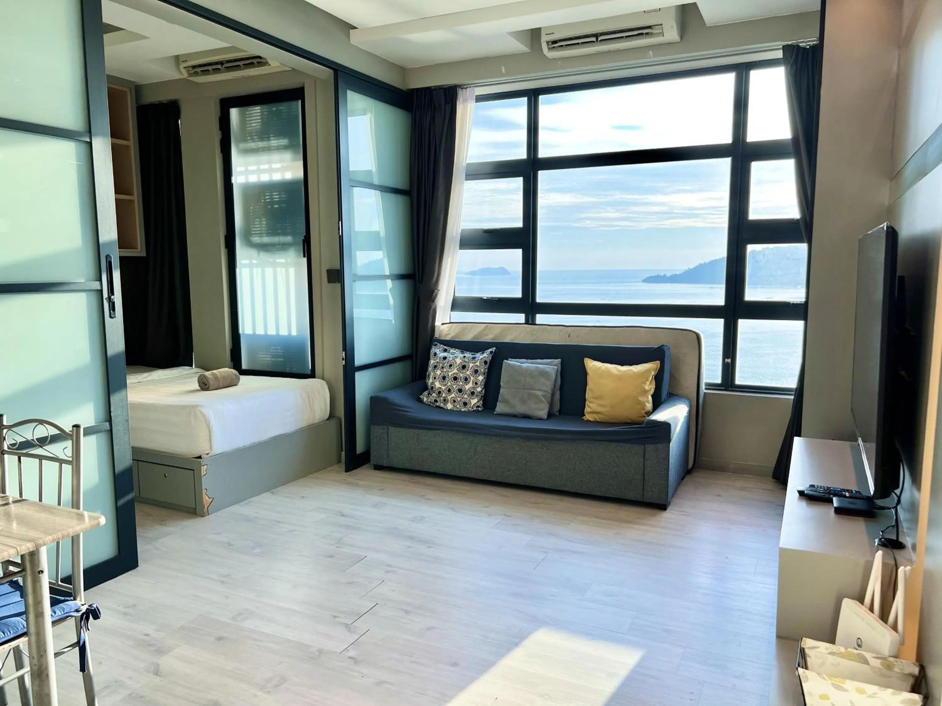 Living room, Bed in Margo Home - Jesselton Quay