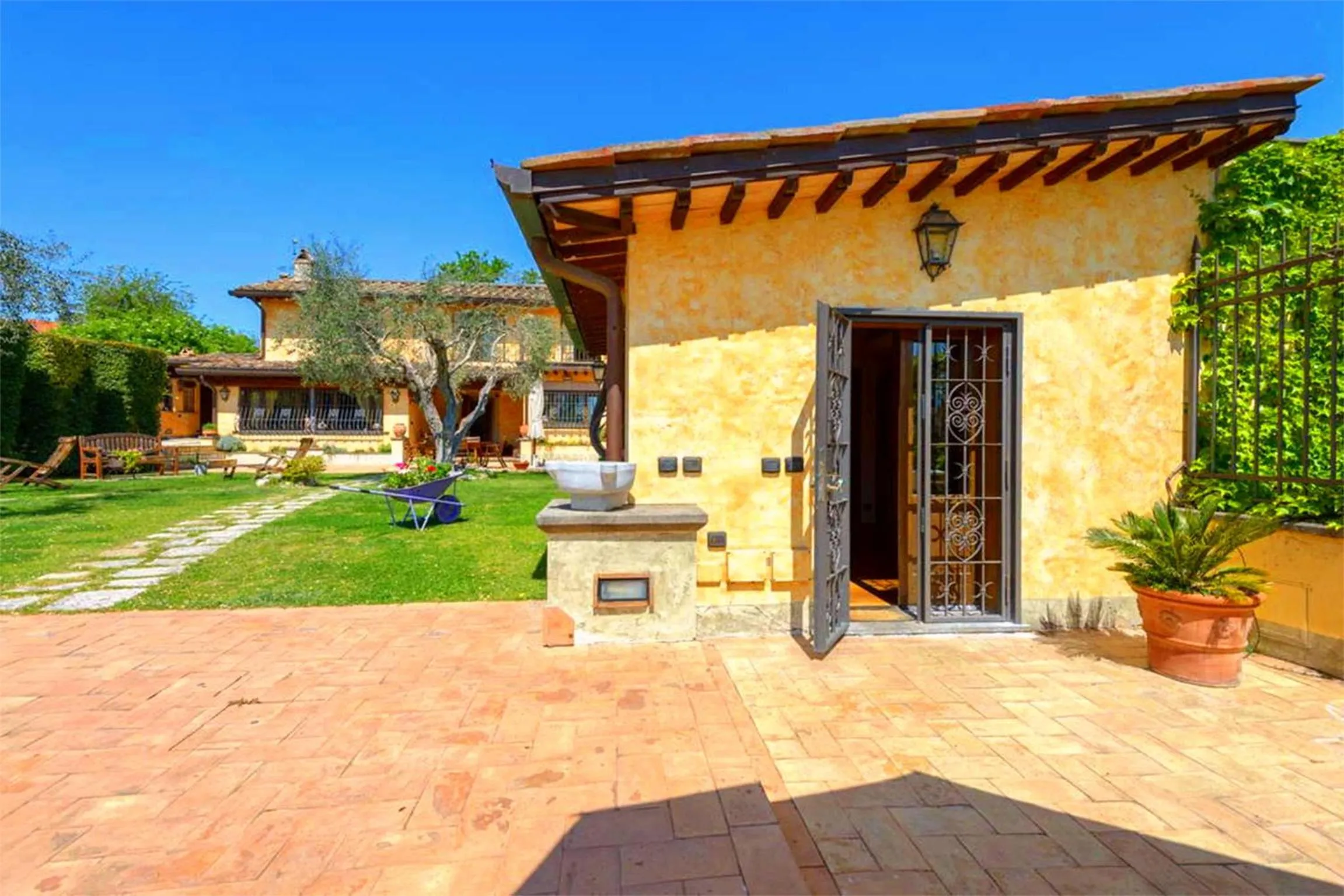 Property building in La Valle dei Casali B&B Green Boutique