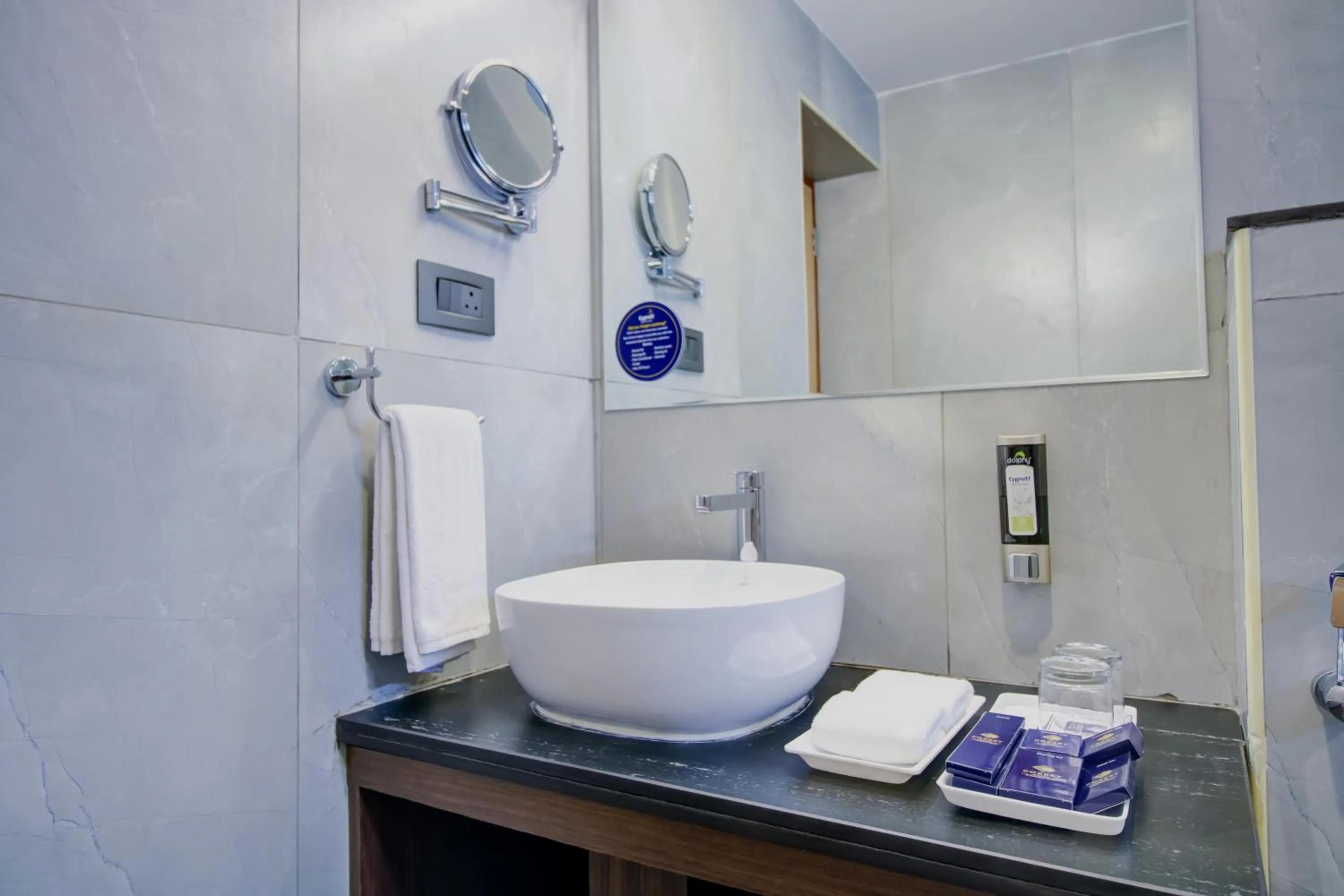 Bathroom in Cozzet Victoria Hotel