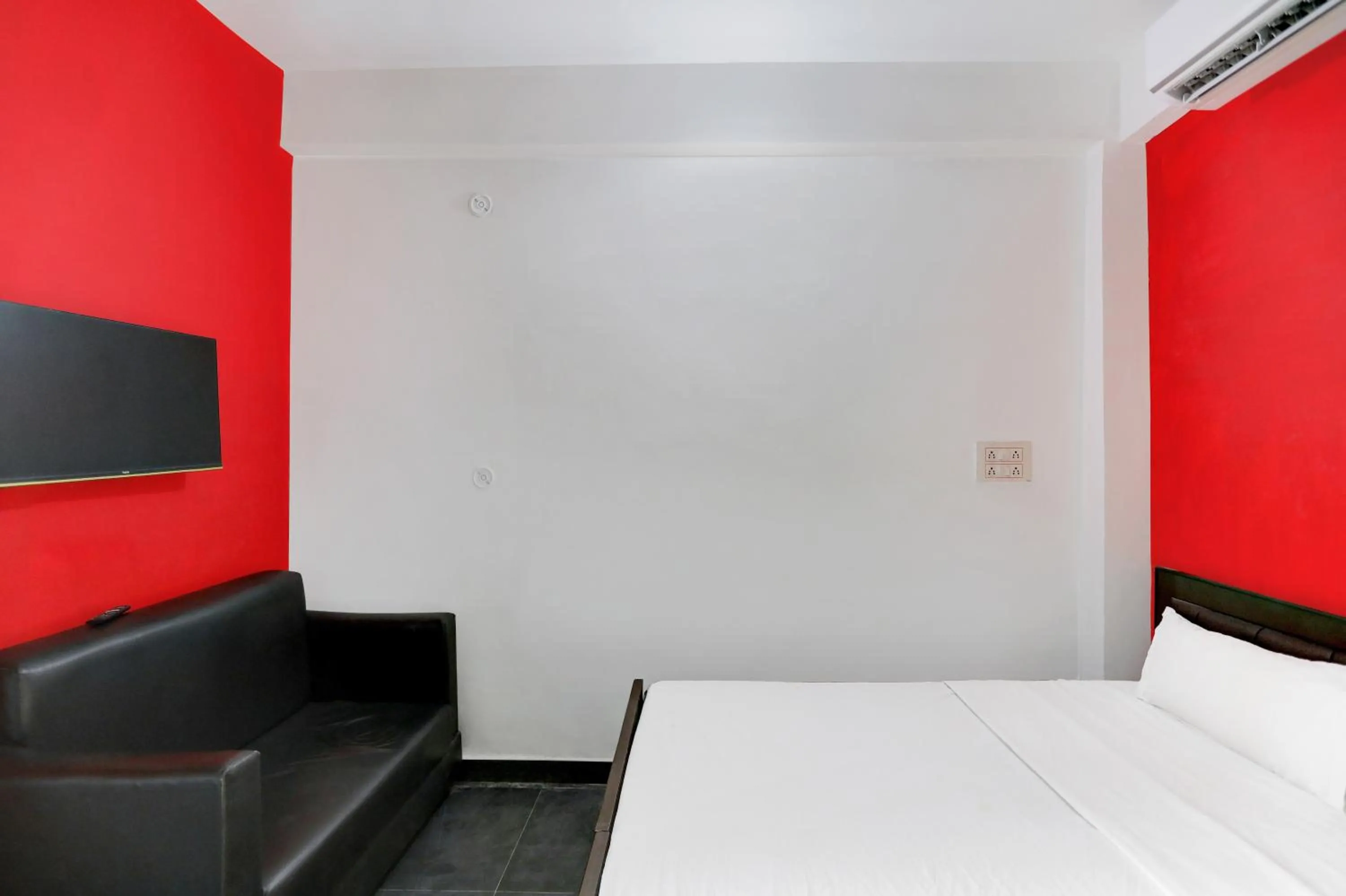Bathroom, Bed in Hotel O BABA Hotel & Restaurant