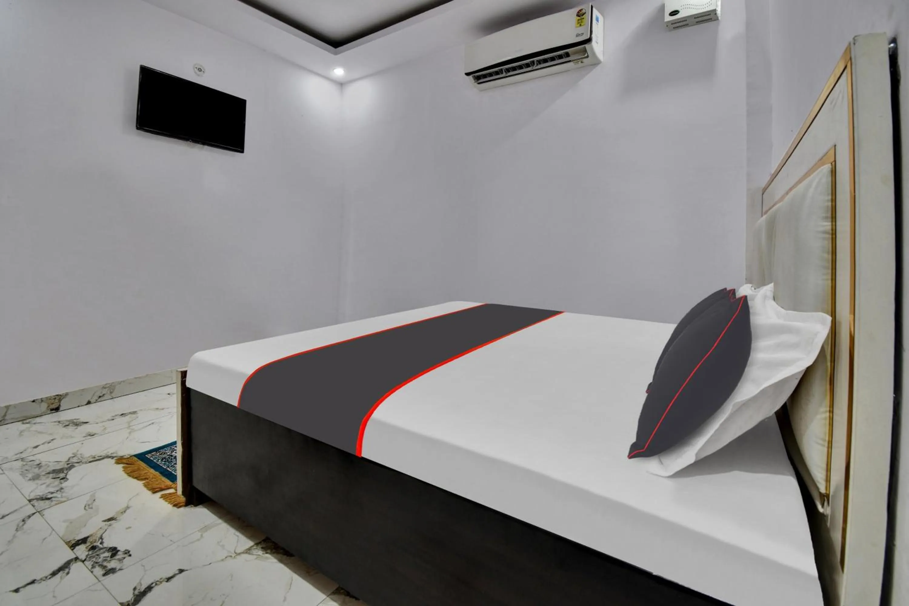Bedroom, Bed in Hotel O by OYO Royal Paradise