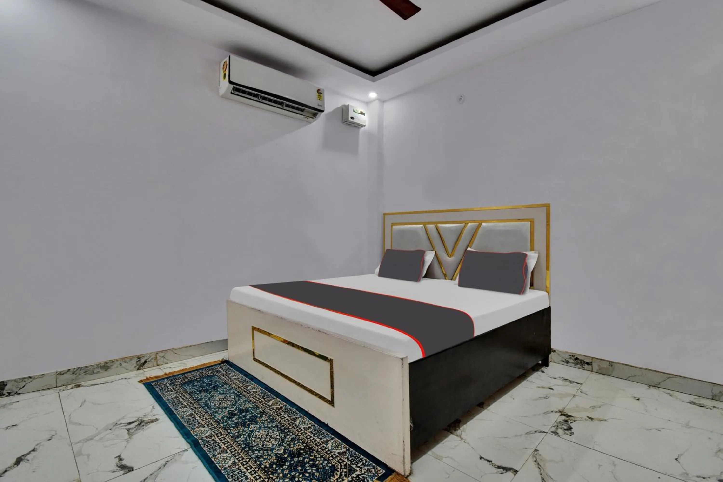 Bedroom, Bed in Hotel O by OYO Royal Paradise