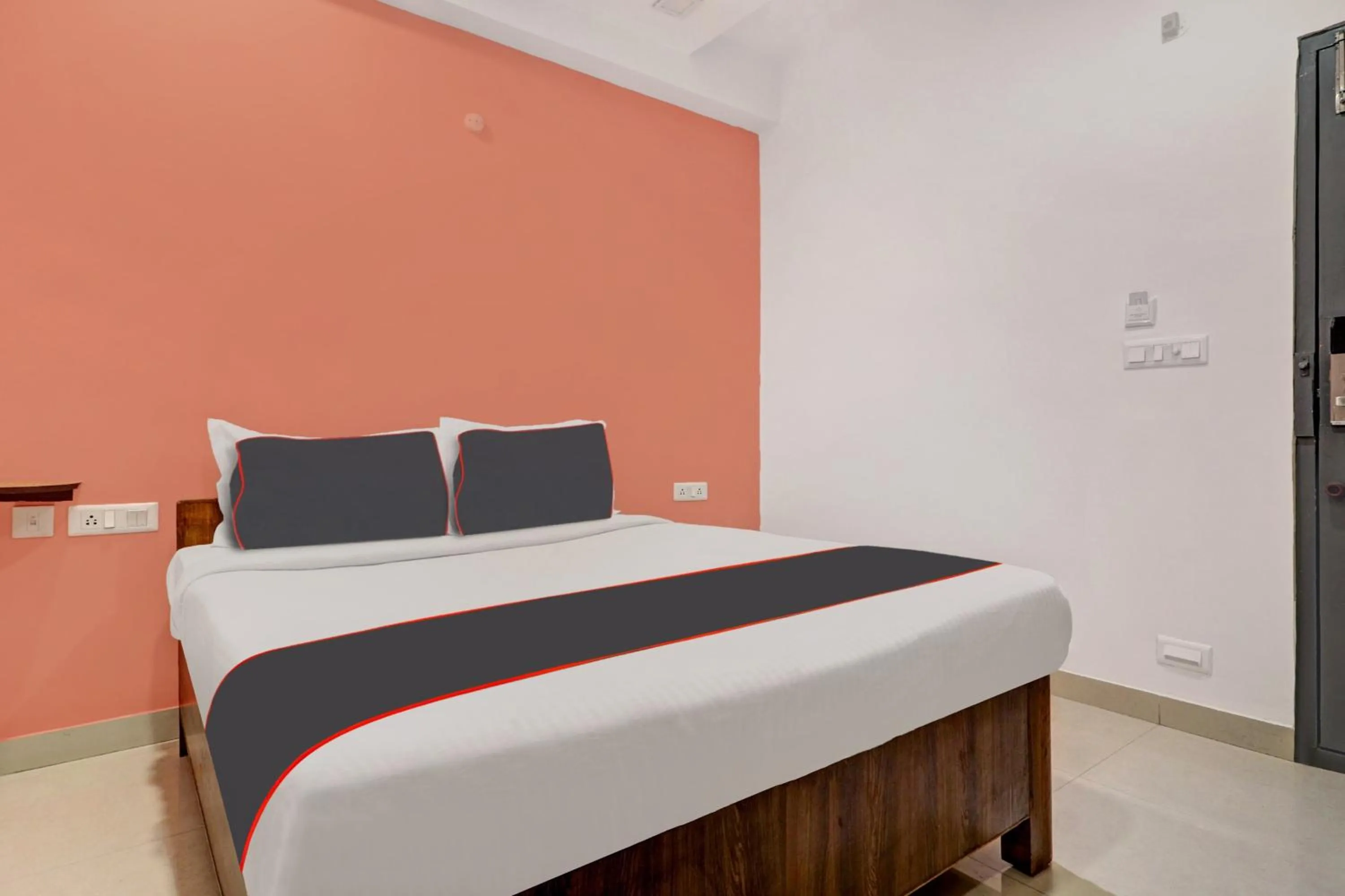 Bedroom, Bed in Super Capital O Qualia Gachibowli