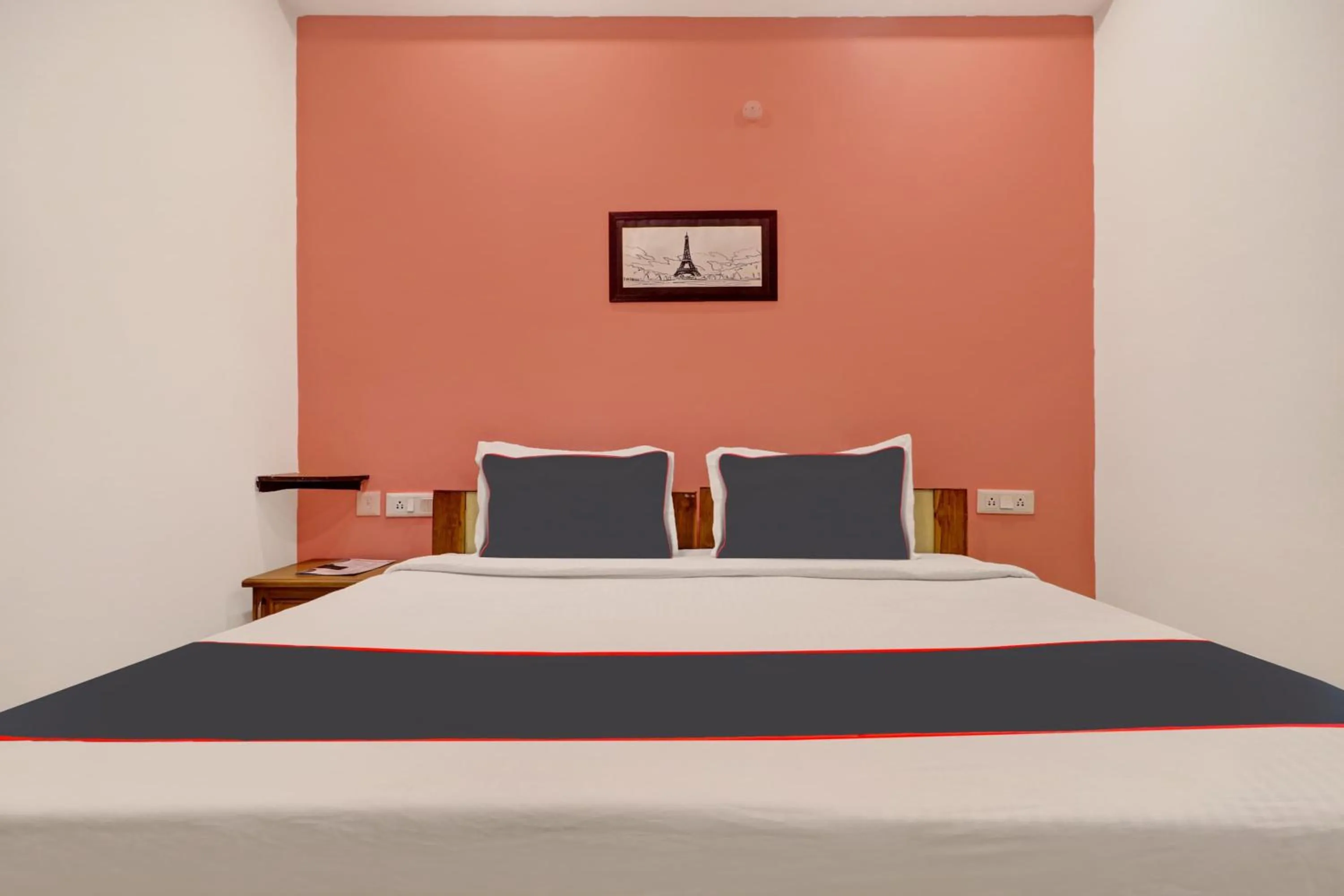 Bedroom, Bed in Super Capital O Qualia Gachibowli