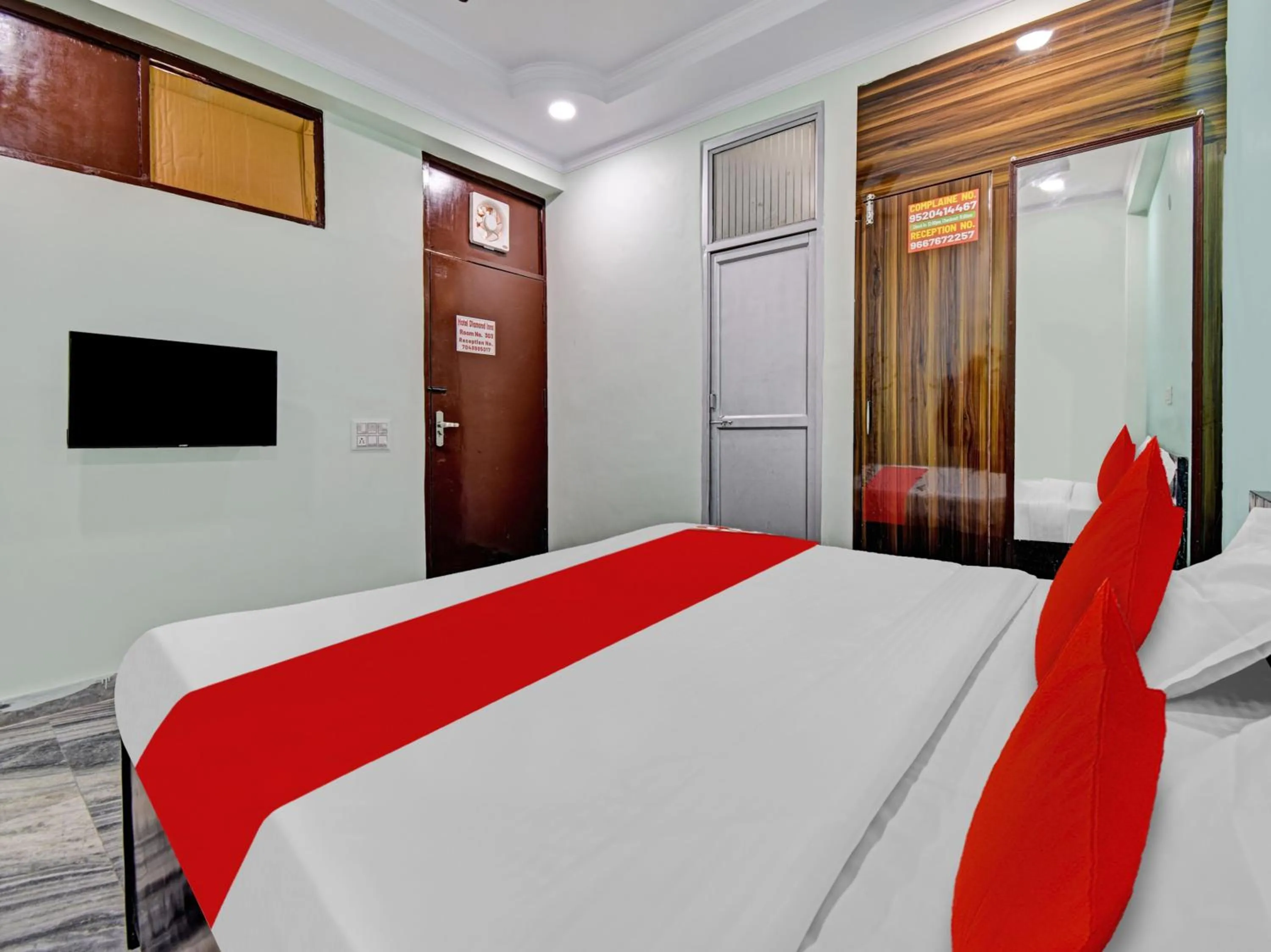 Facade/entrance, Bed in Hotel O Diamond Inns