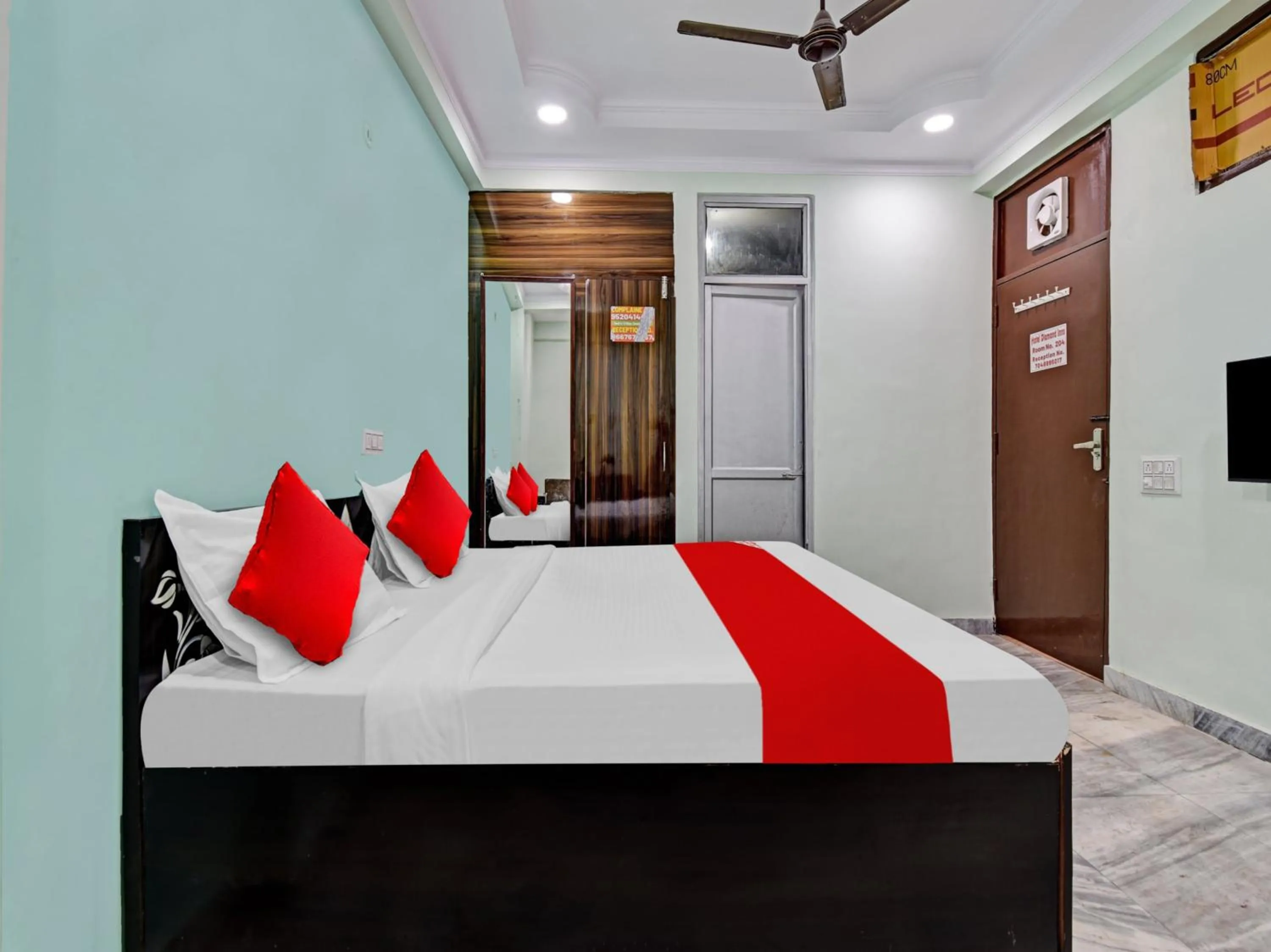 Facade/entrance, Bed in Hotel O Diamond Inns