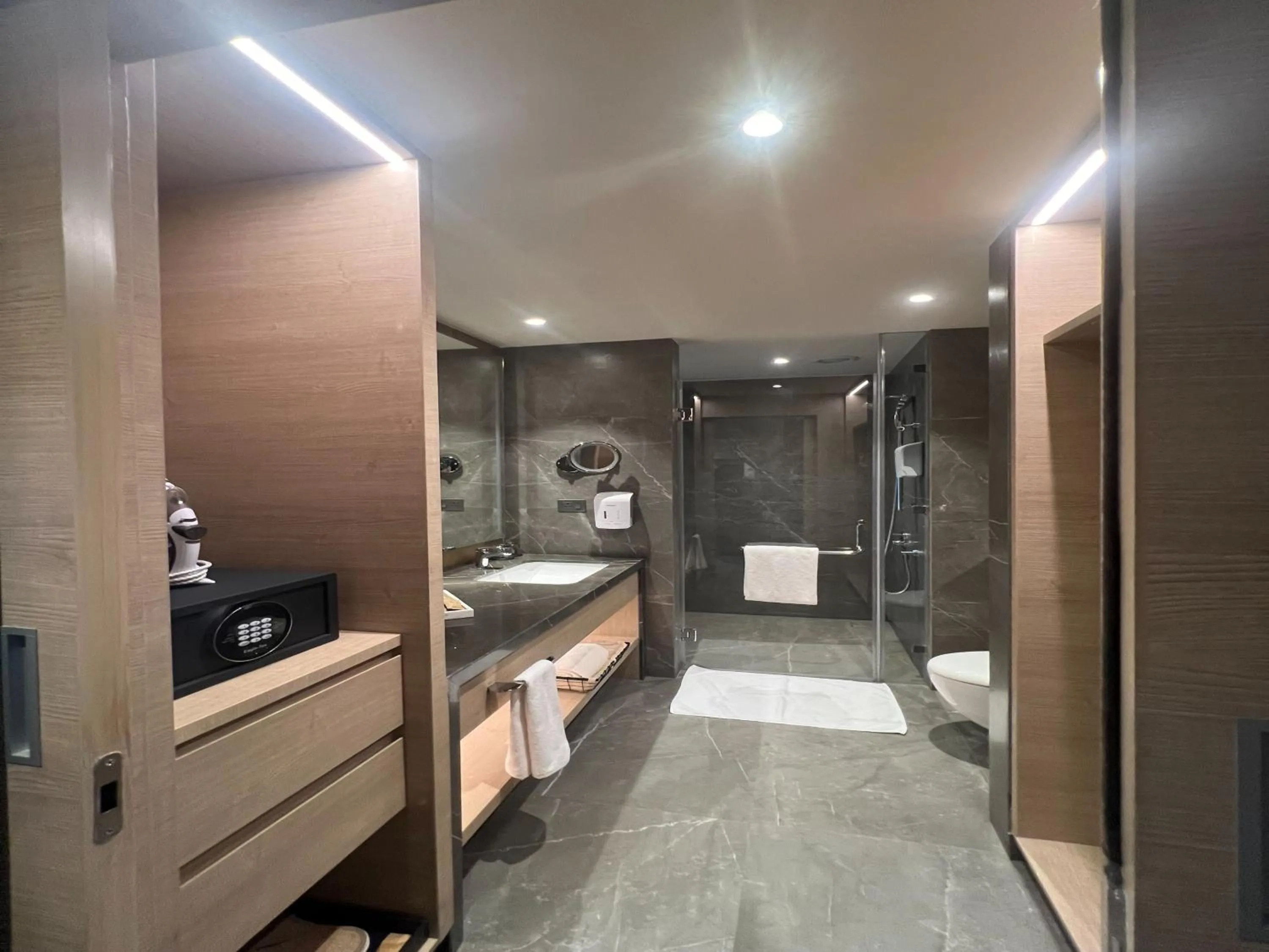 Bathroom in O by Tamara Coimbatore