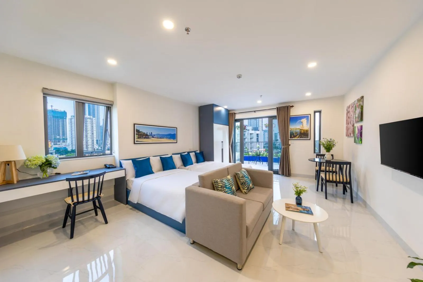 TV and multimedia in The Home Hotel & Apartment