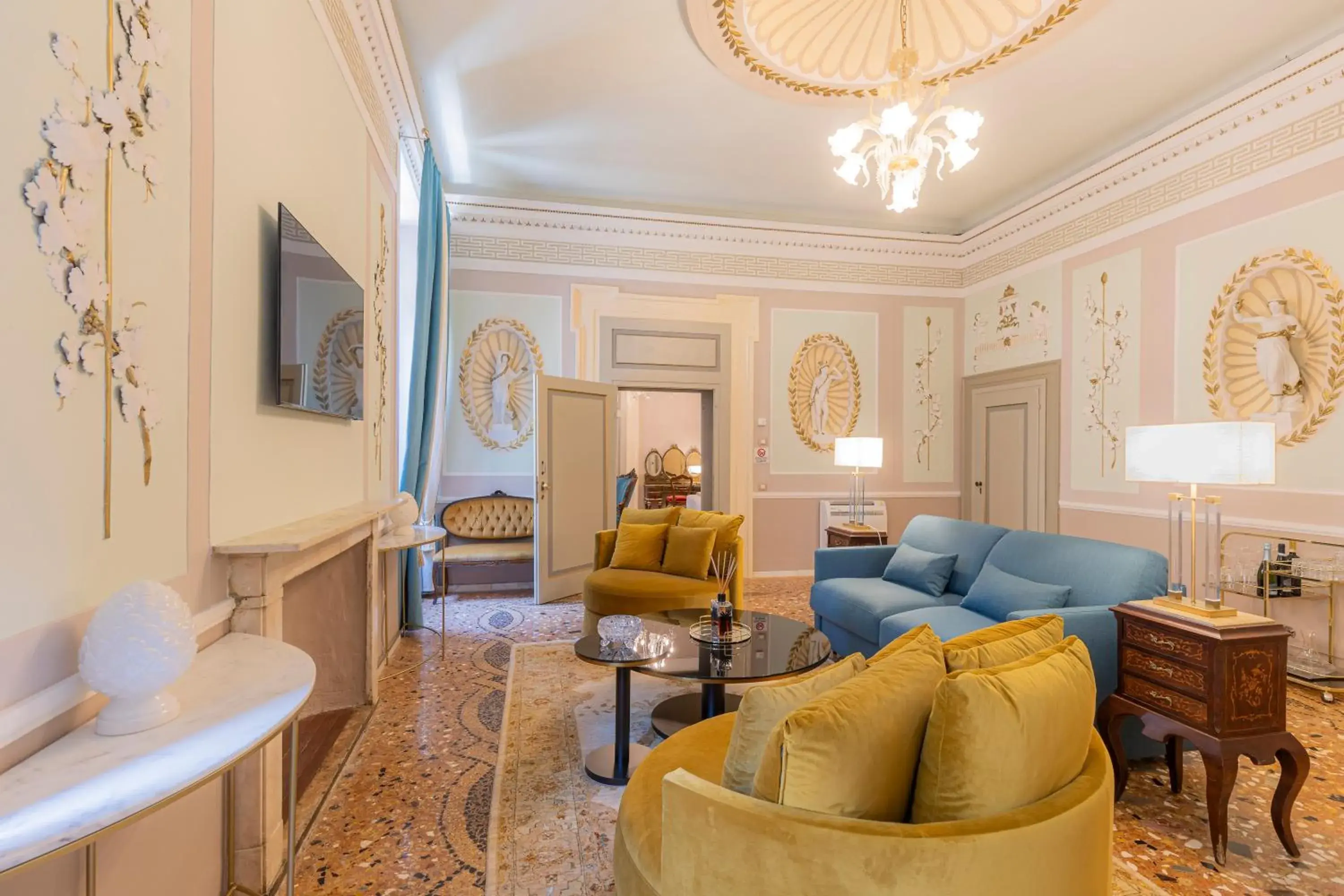 King Suite with Balcony - single occupancy in Corte Realdi - Palazzo Camozzini King Suite with Balcony - single occupancy in Corte Realdi - Palazzo Camozzini