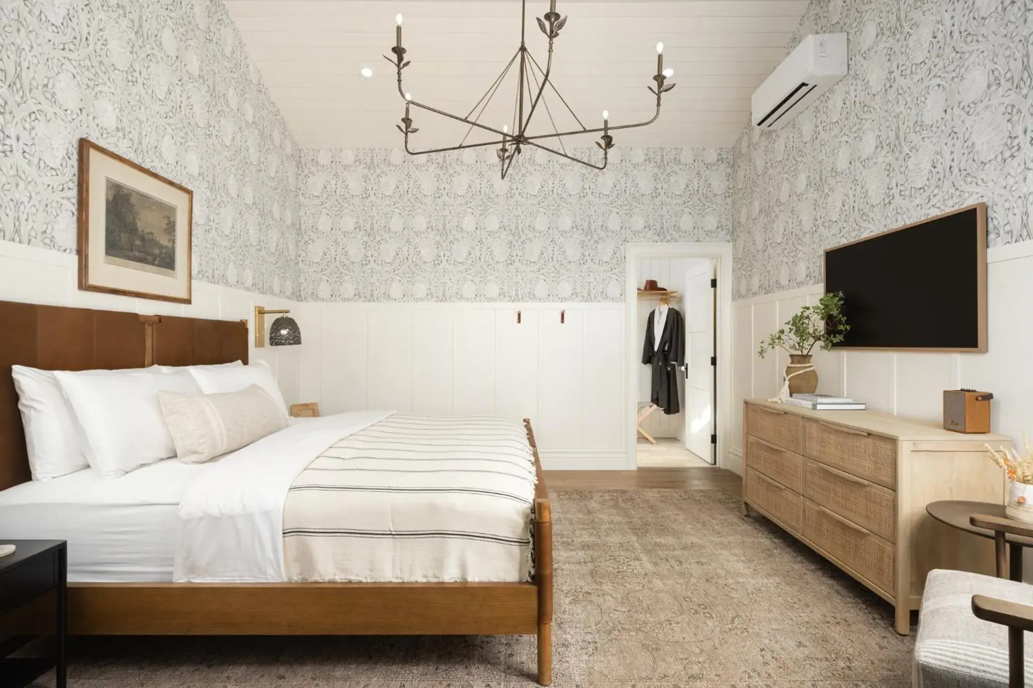 Photo of the whole room, Bed in Orchard Hill Photo of the whole room, Bed in Orchard Hill