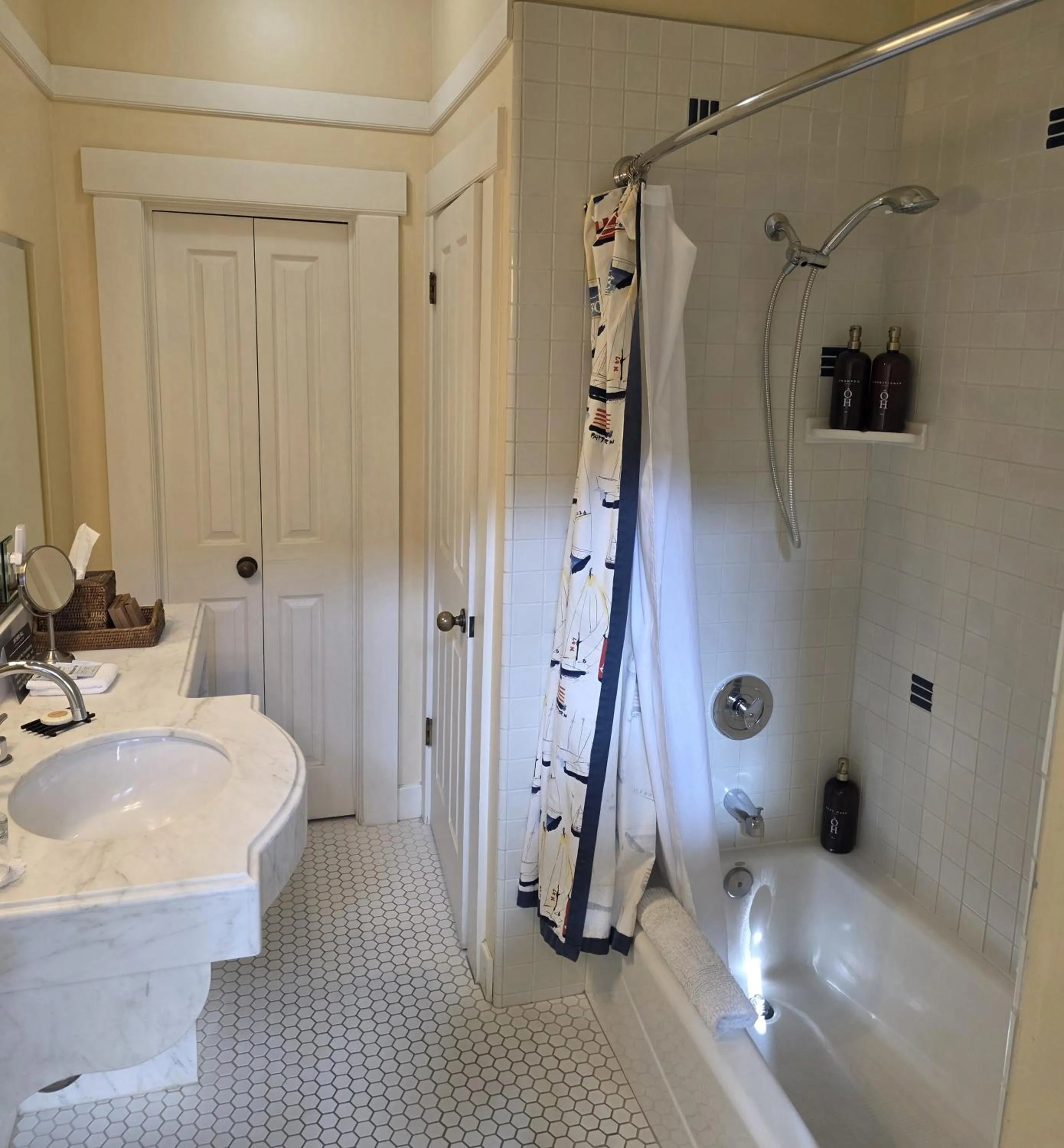 Shower in Orchard Hill