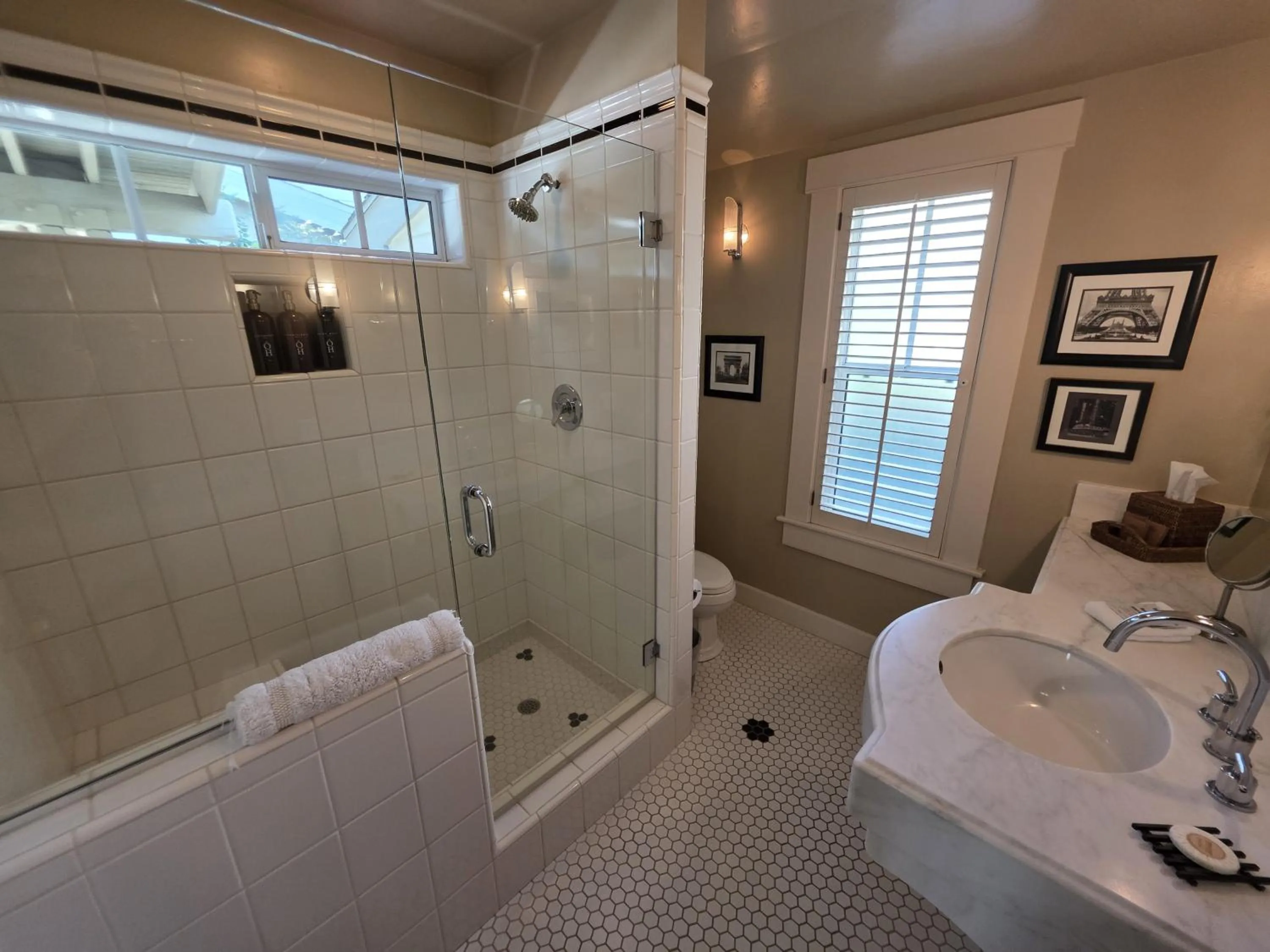 Shower in Orchard Hill