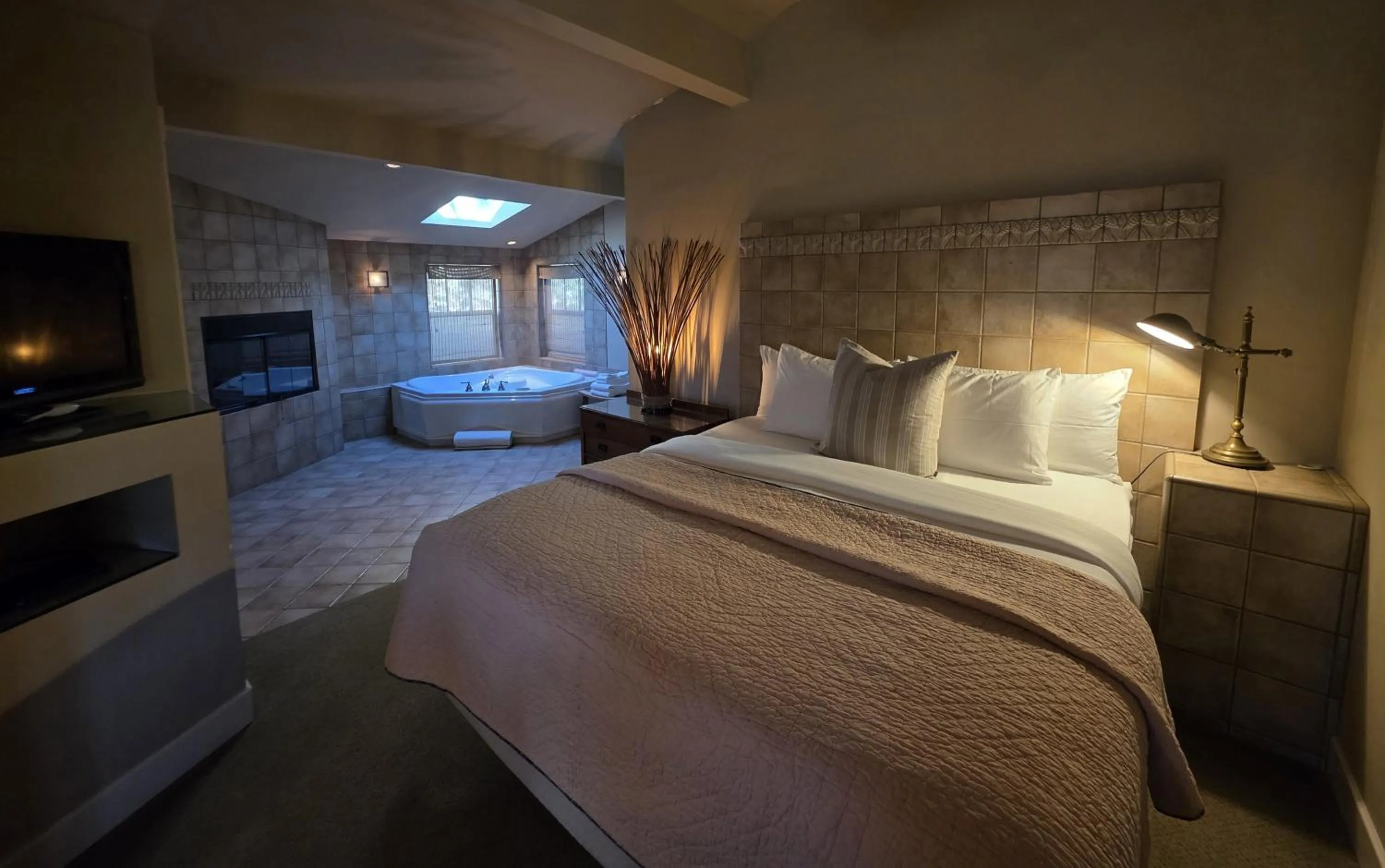 Bathroom, Bed in Orchard Hill
