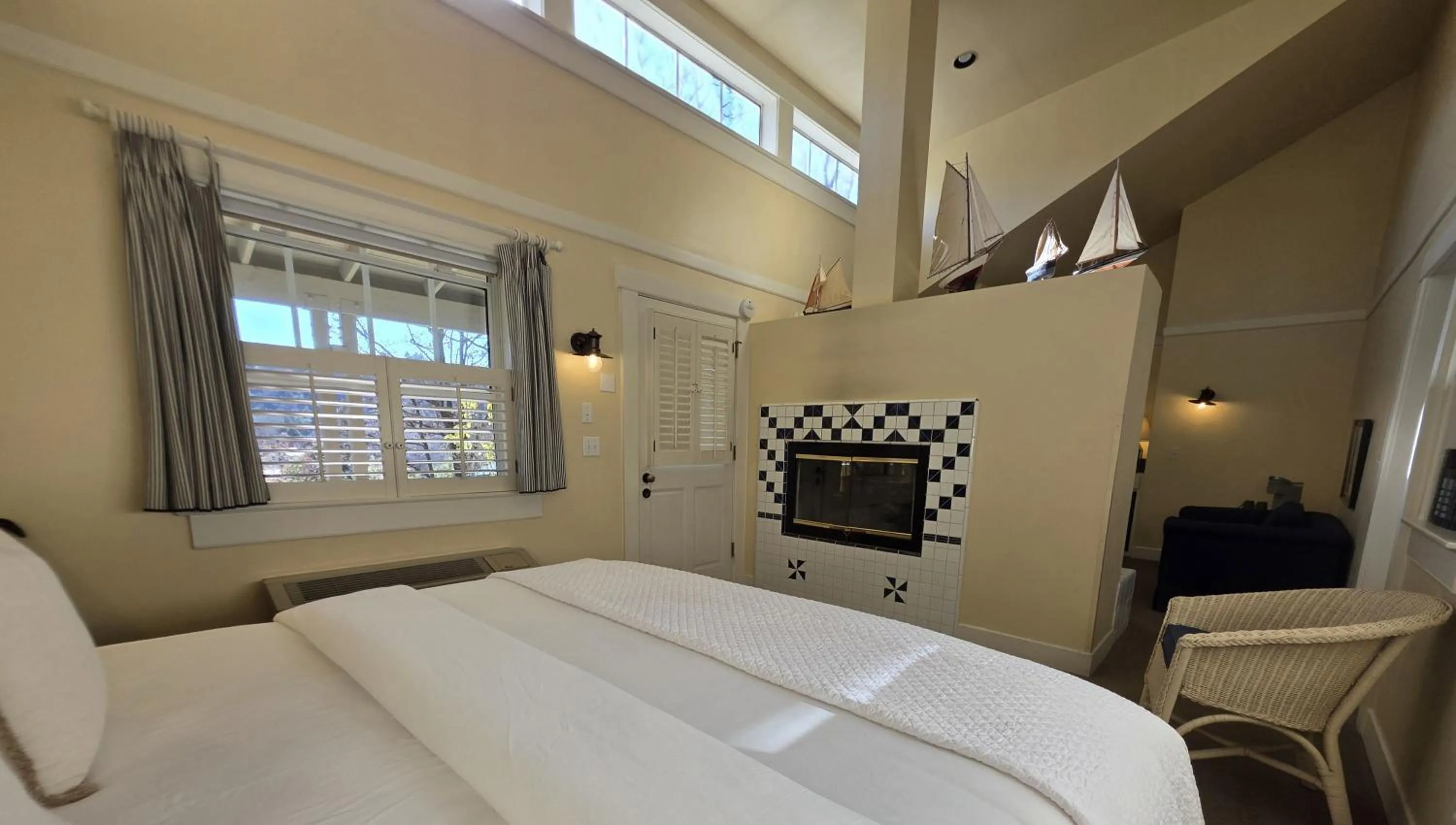 Photo of the whole room, Bed in Orchard Hill