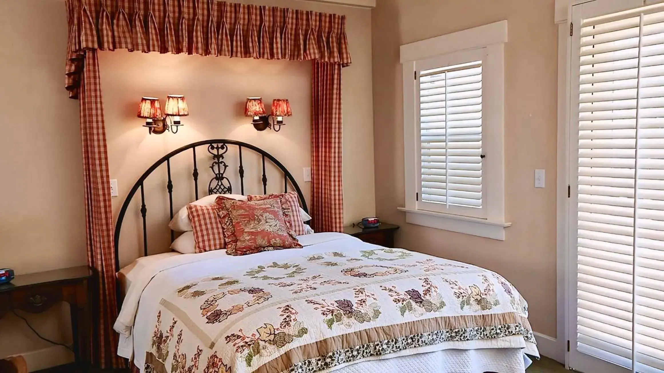 Bed in Orchard Hill Bed in Orchard Hill