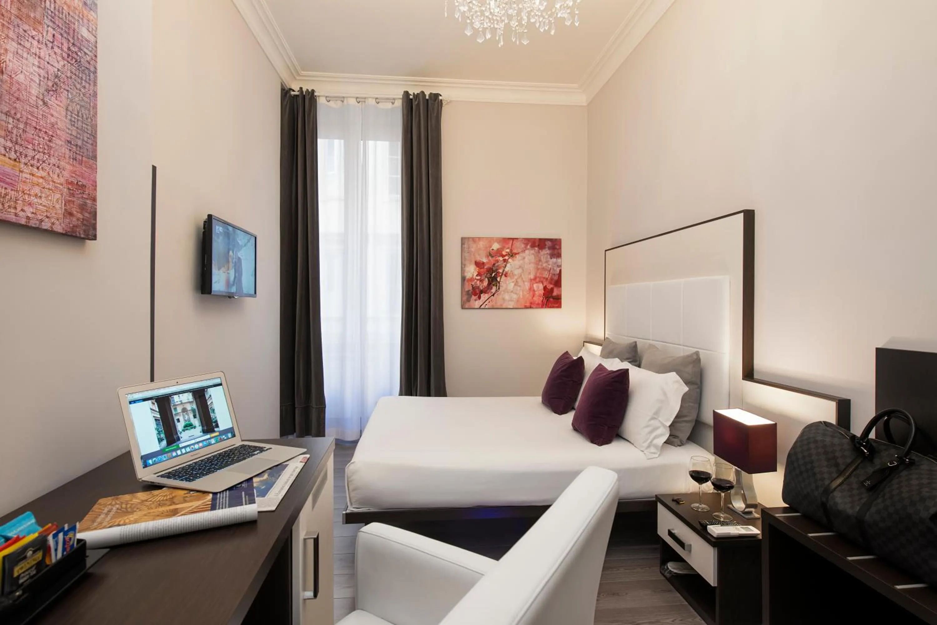 Photo of the whole room, Bed in Arenula Suites