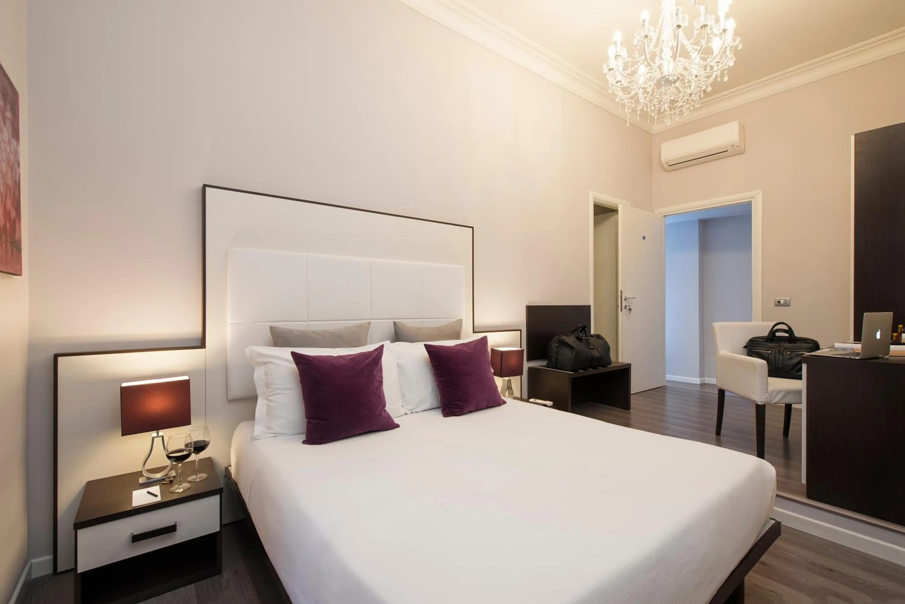 Photo of the whole room, Bed in Arenula Suites