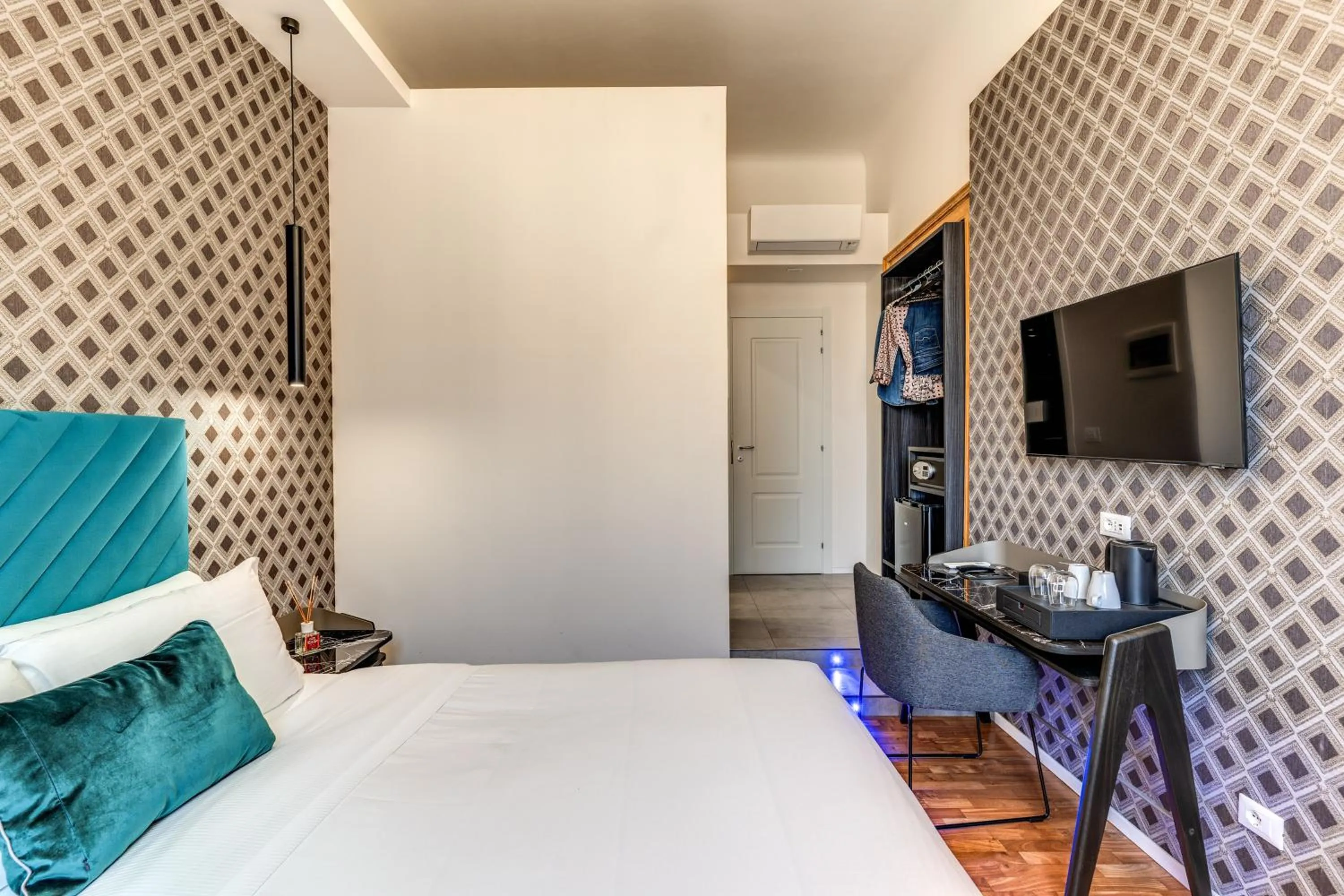 Photo of the whole room, Bed in Arenula Suites