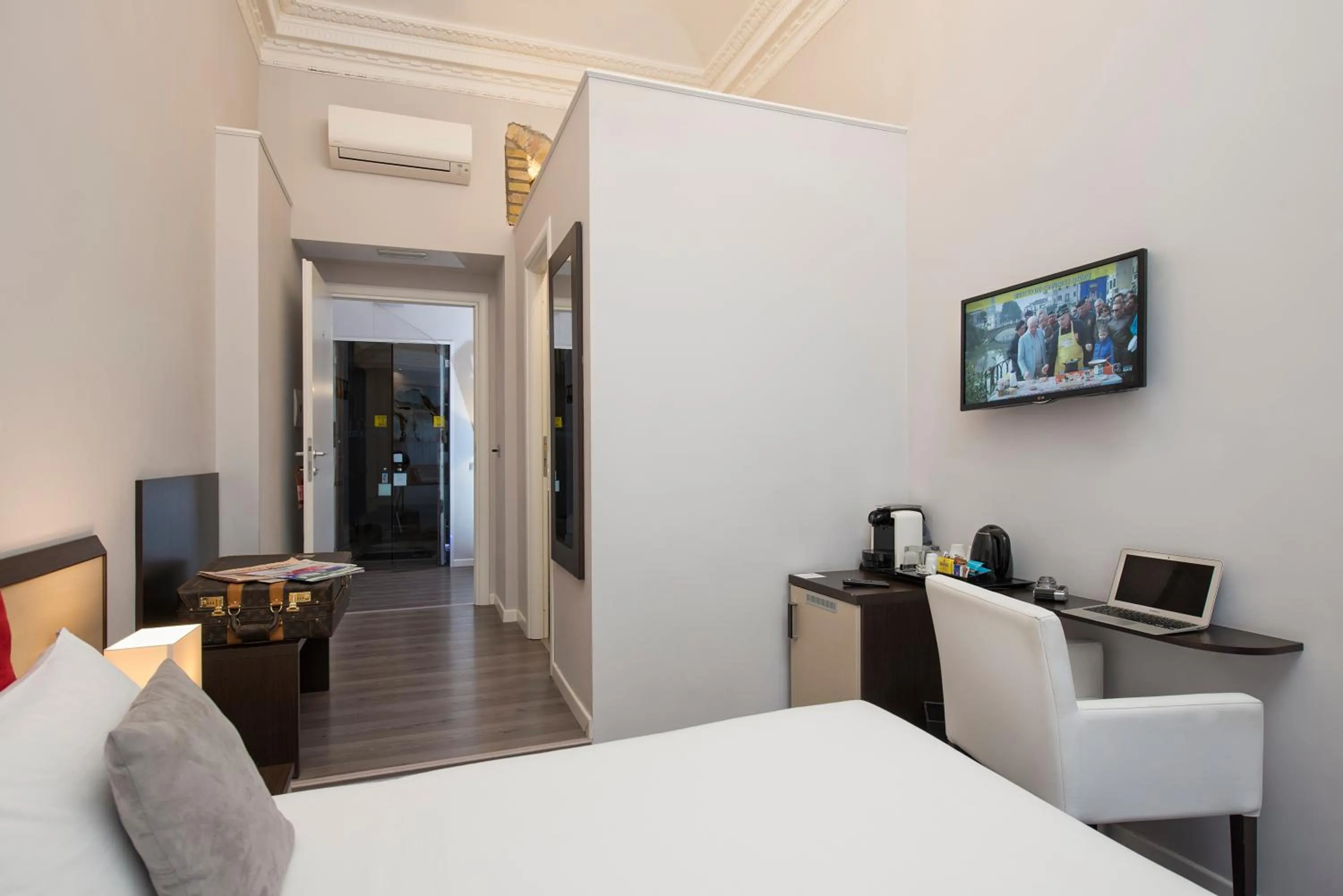 Photo of the whole room, Bed in Arenula Suites