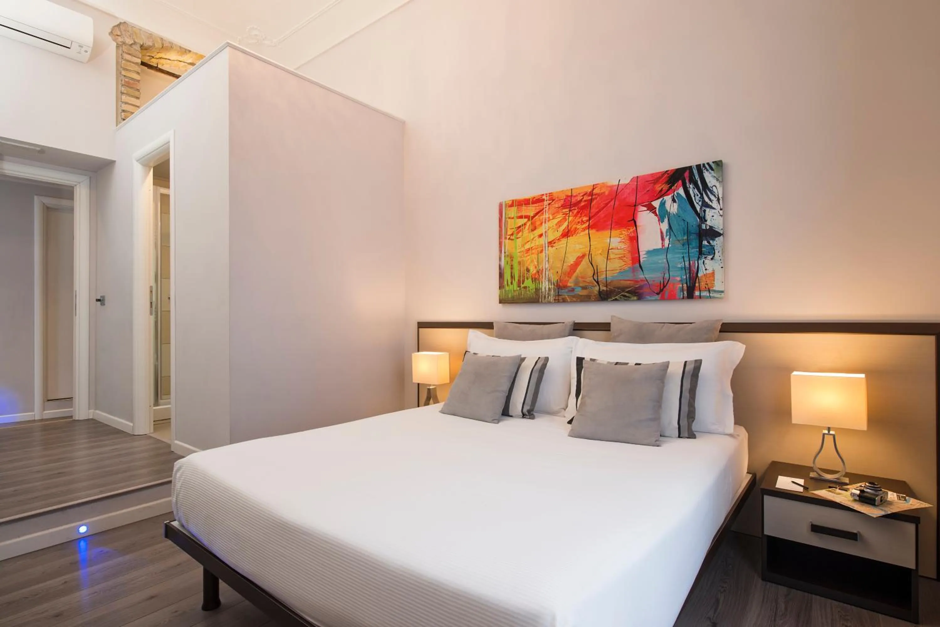 Photo of the whole room, Bed in Arenula Suites