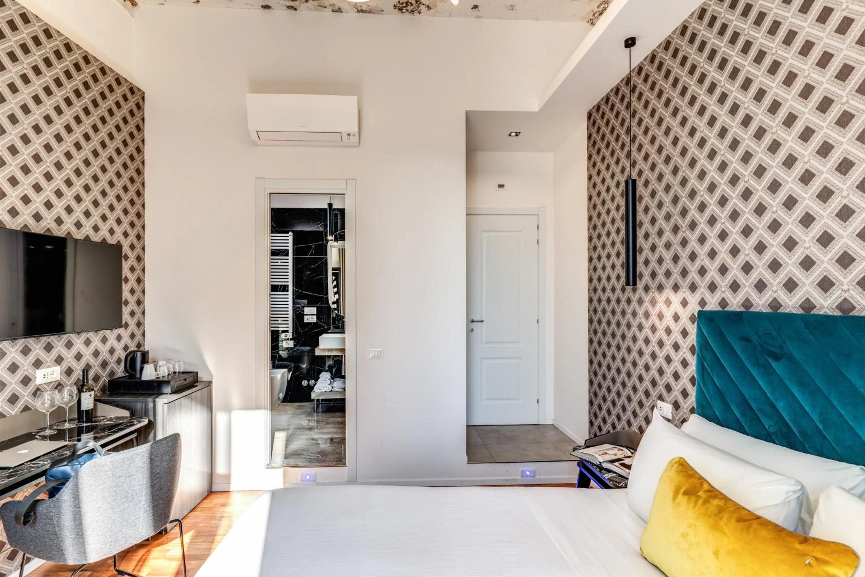 Photo of the whole room, Bed in Arenula Suites