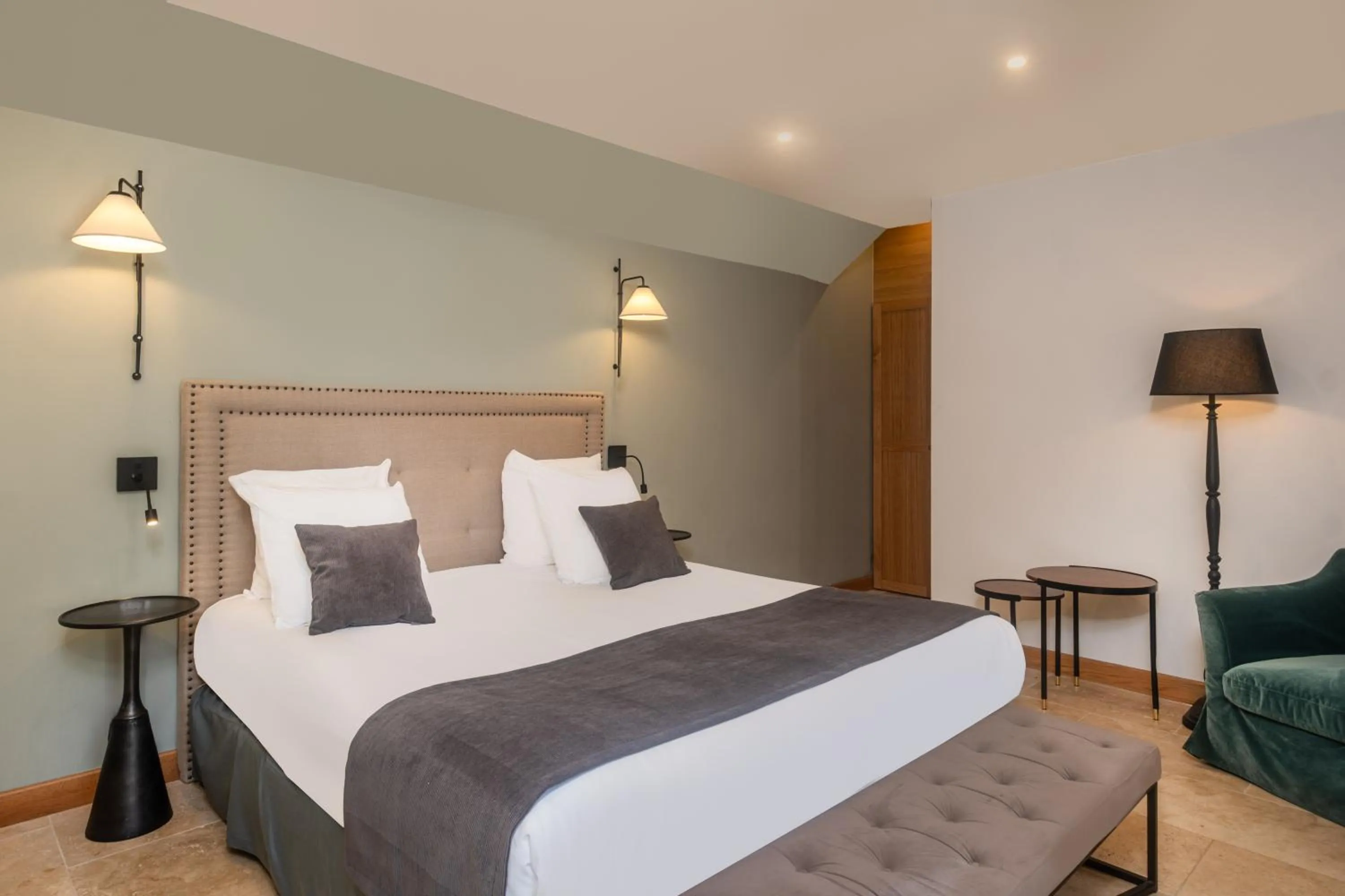 Photo of the whole room, Bed in Domaine de la Commanderie de Ballan