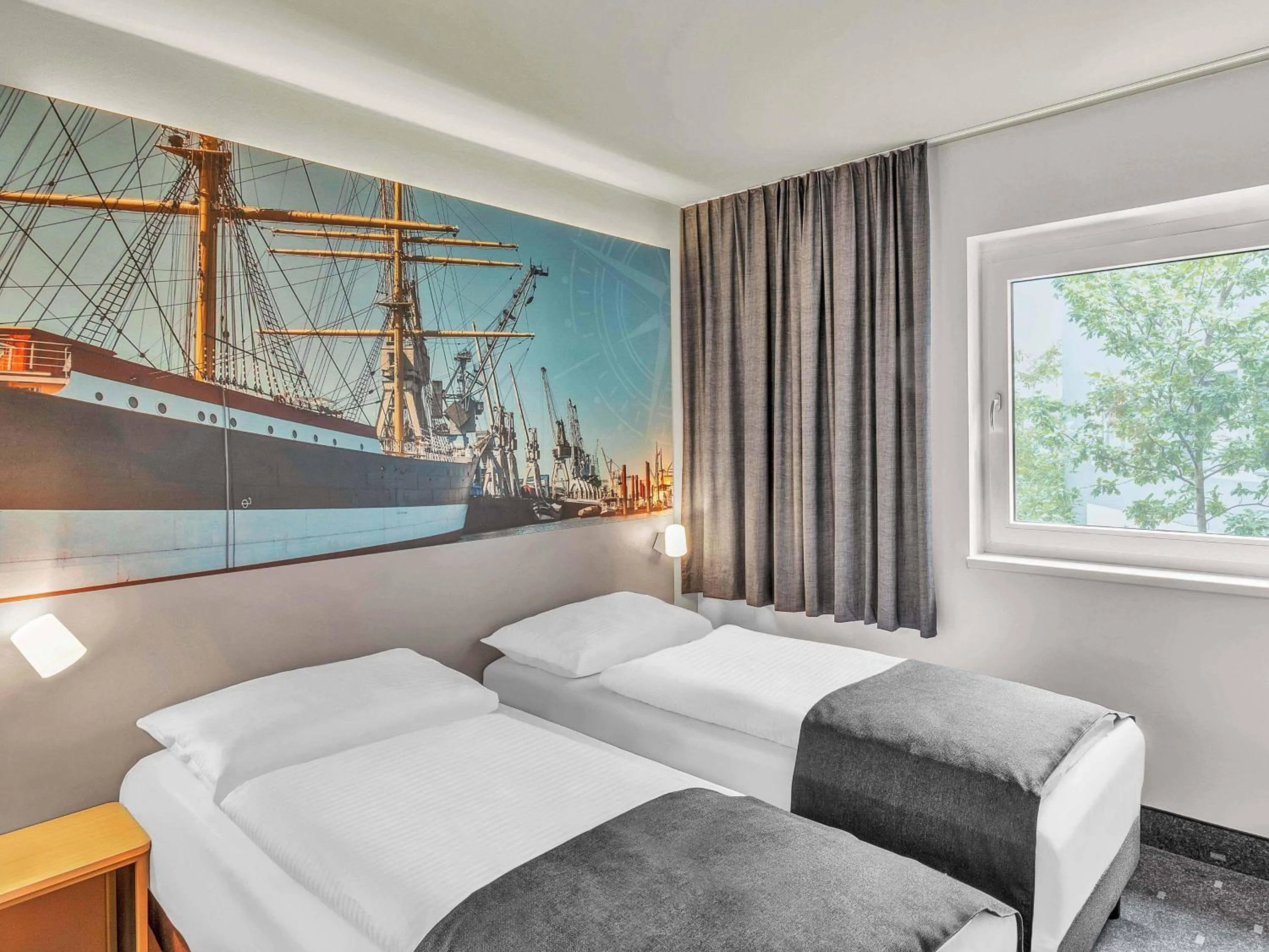 Photo of the whole room, Bed in B&B Hotel Hamburg-Harburg