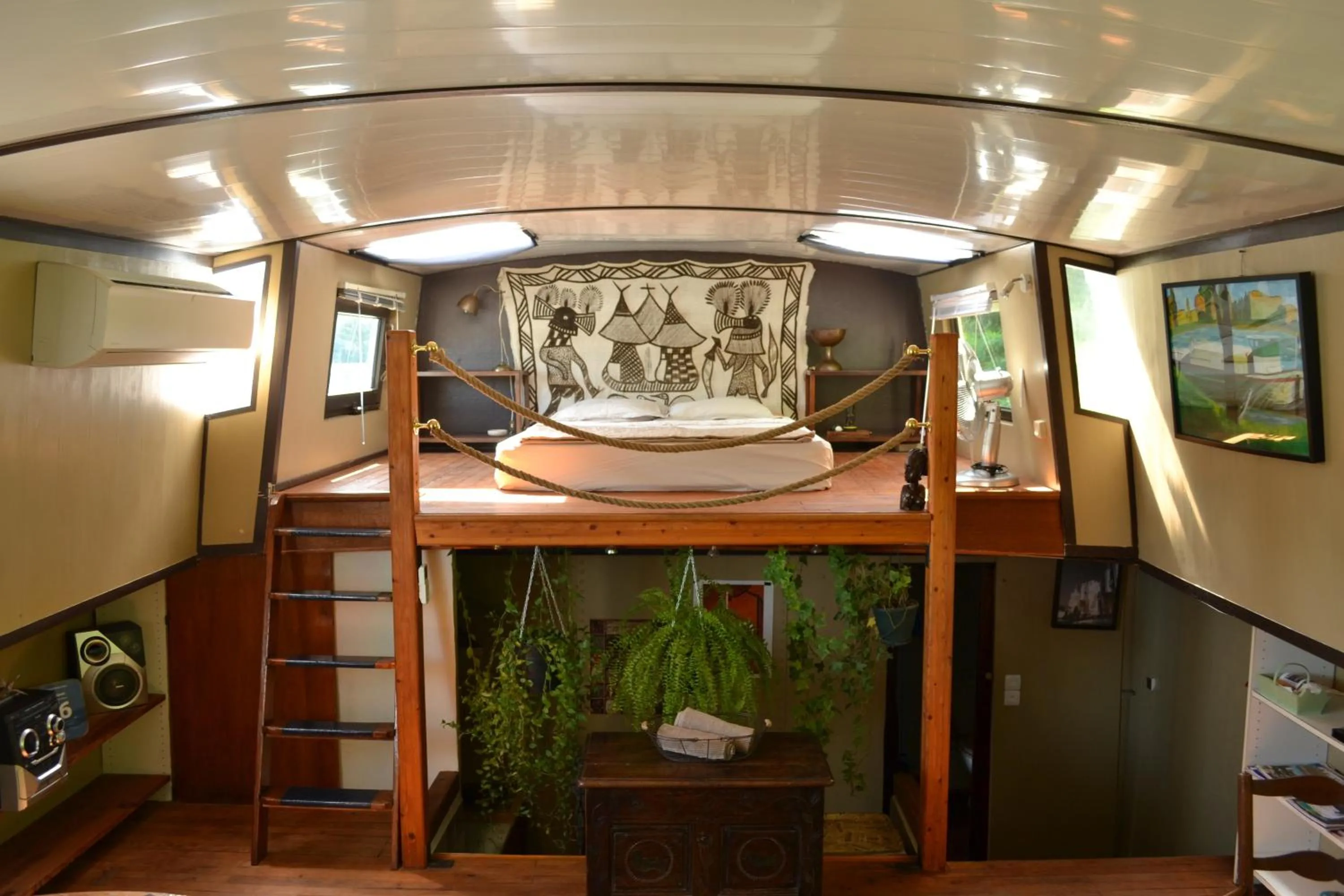 Photo of the whole room in Péniche Espoir