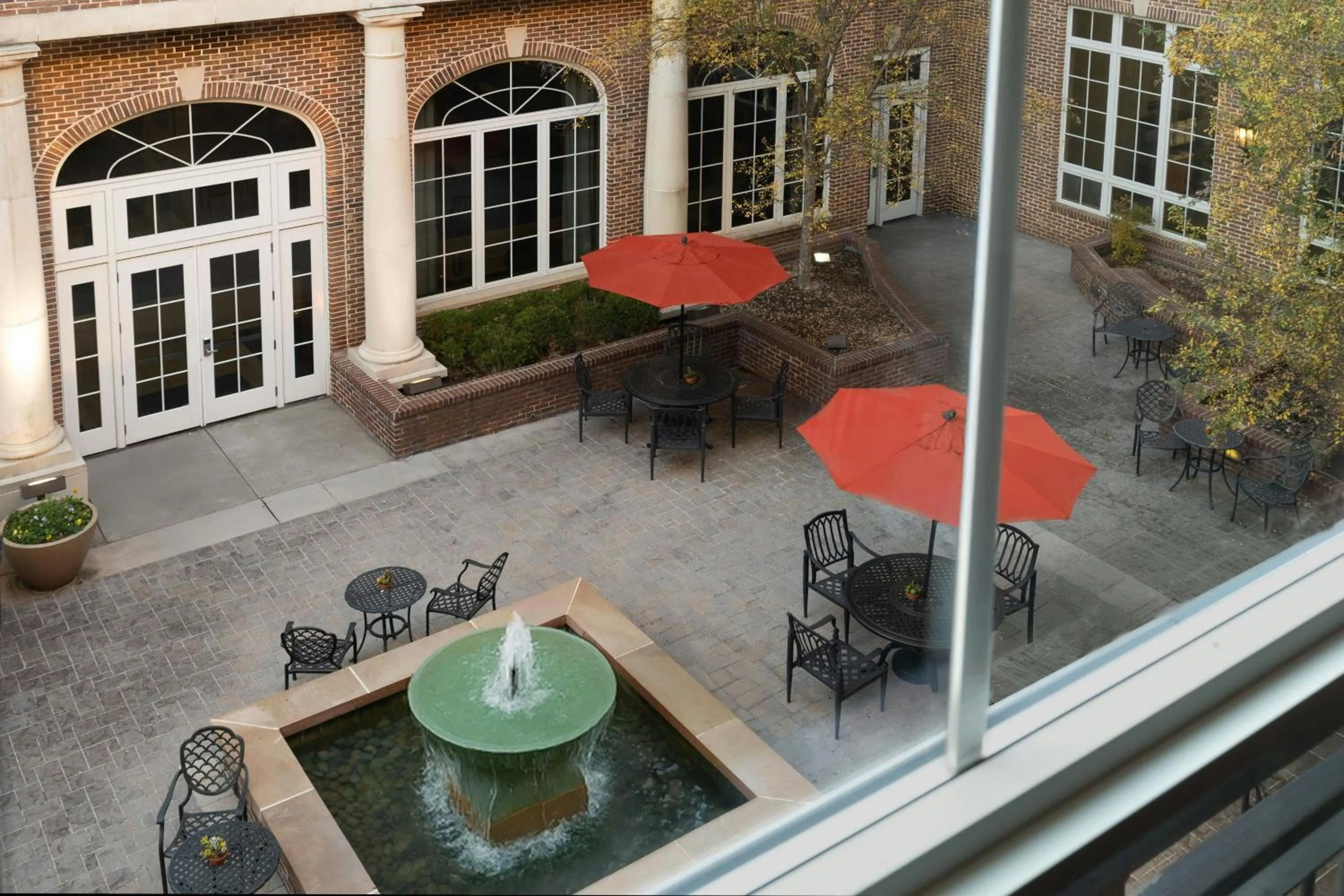 Photo of the whole room in Courtyard by Marriott Nashville Green Hills
