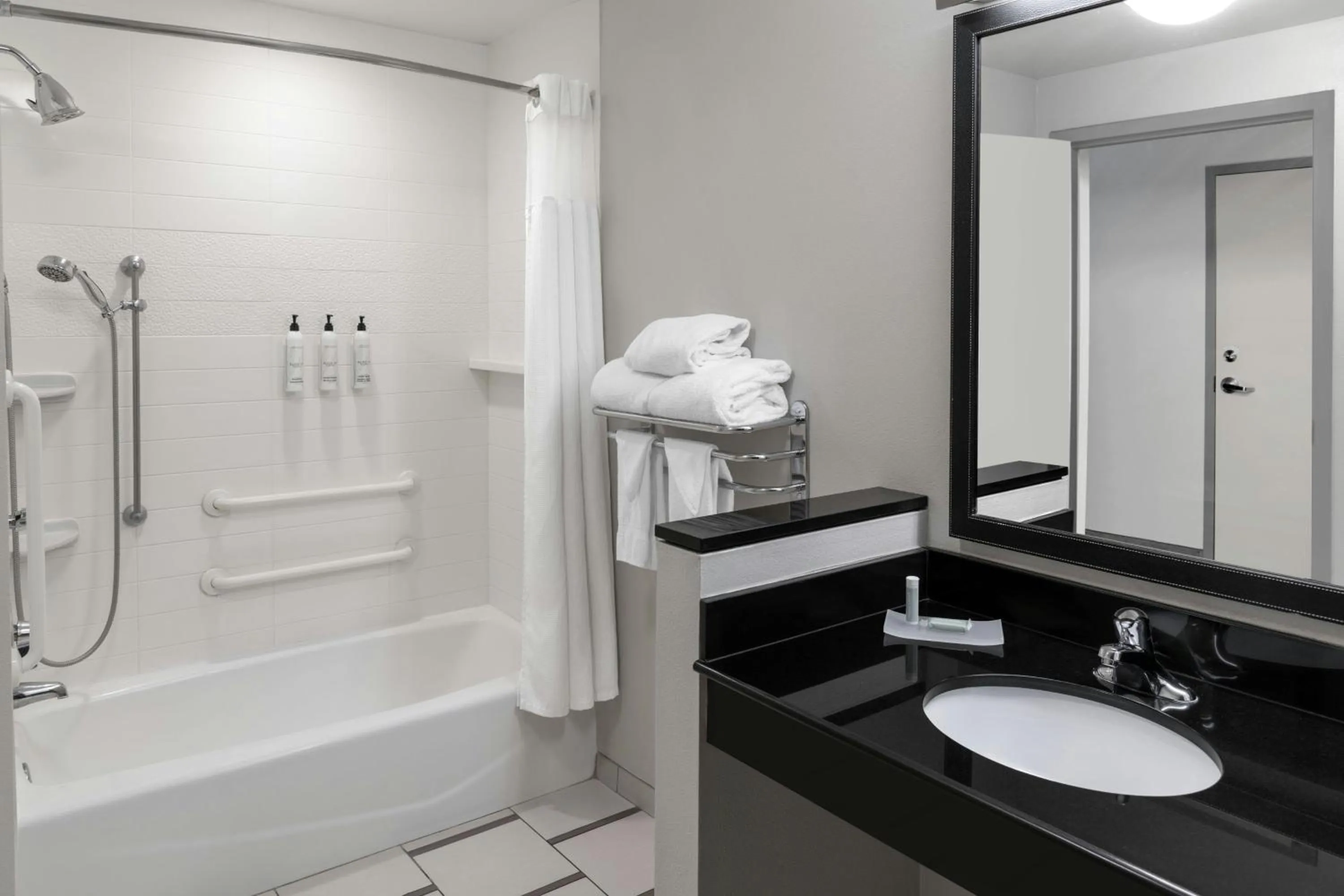 Bathroom in Fairfield Inn and Suites by Marriott Calhoun